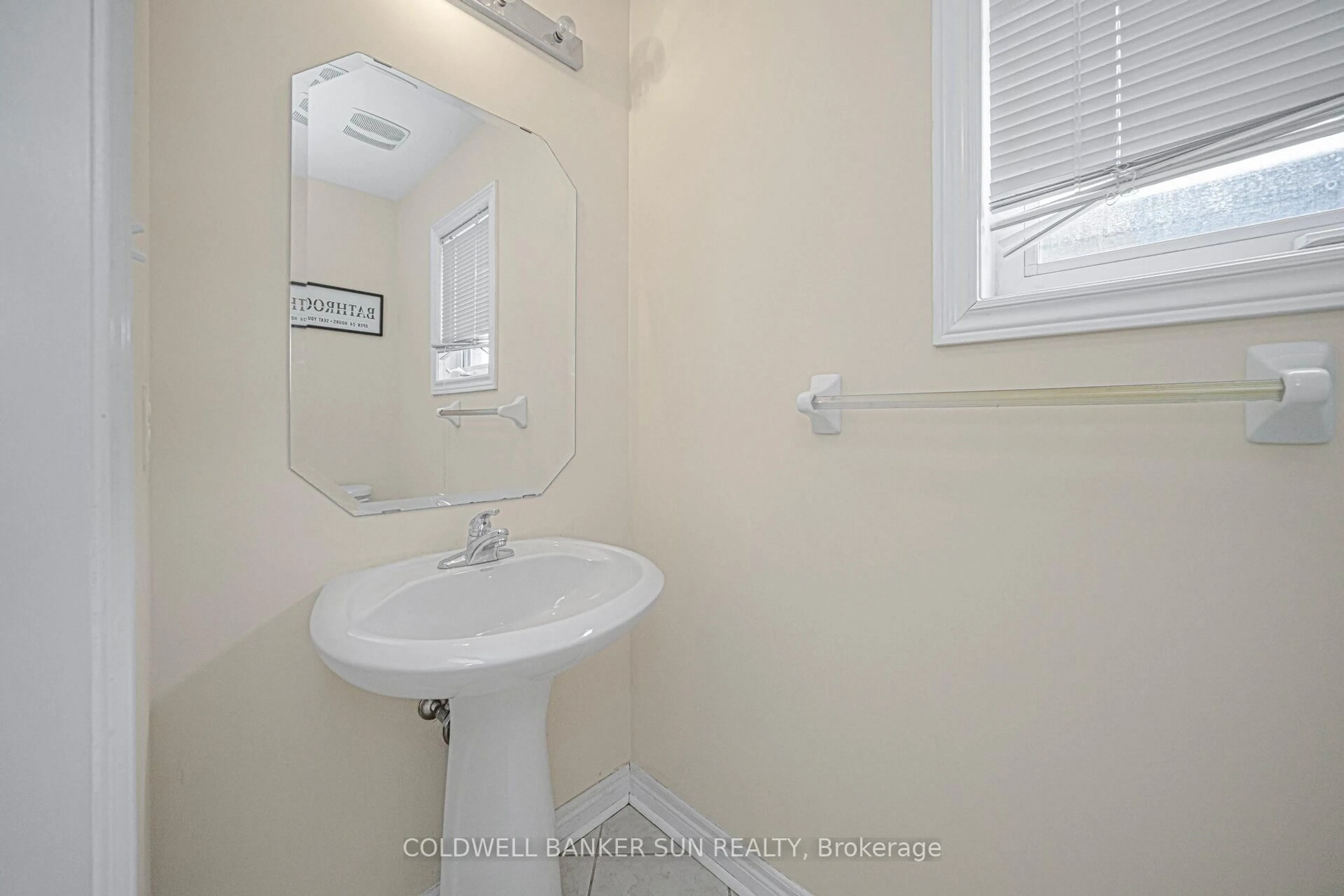 Standard bathroom, unknown for 146 Crystalview Cres, Brampton Ontario L6P 2R8