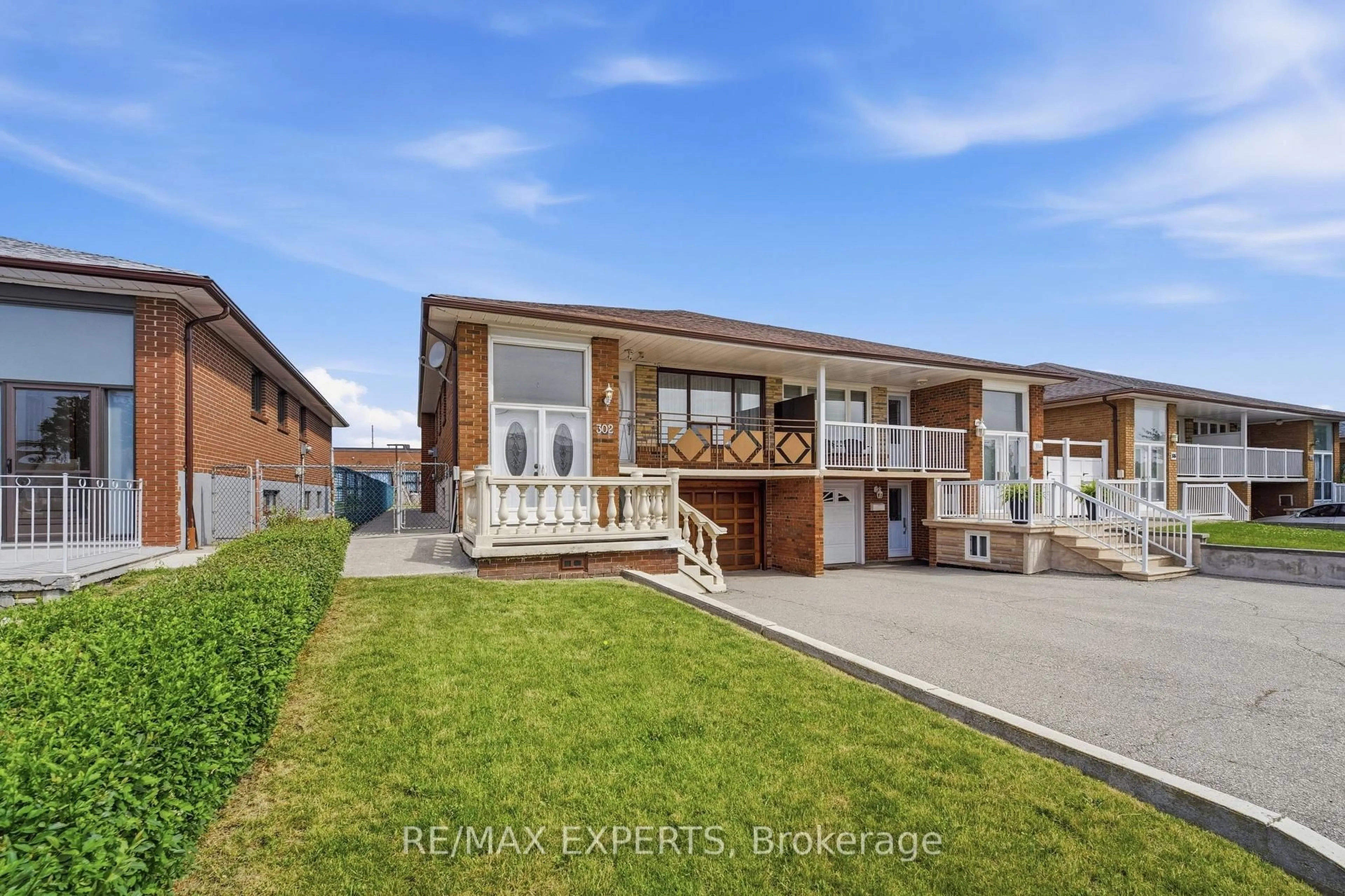 A pic from outside/outdoor area/front of a property/back of a property/a pic from drone, street for 302 Hullmar Dr, Toronto Ontario M3N 2G1