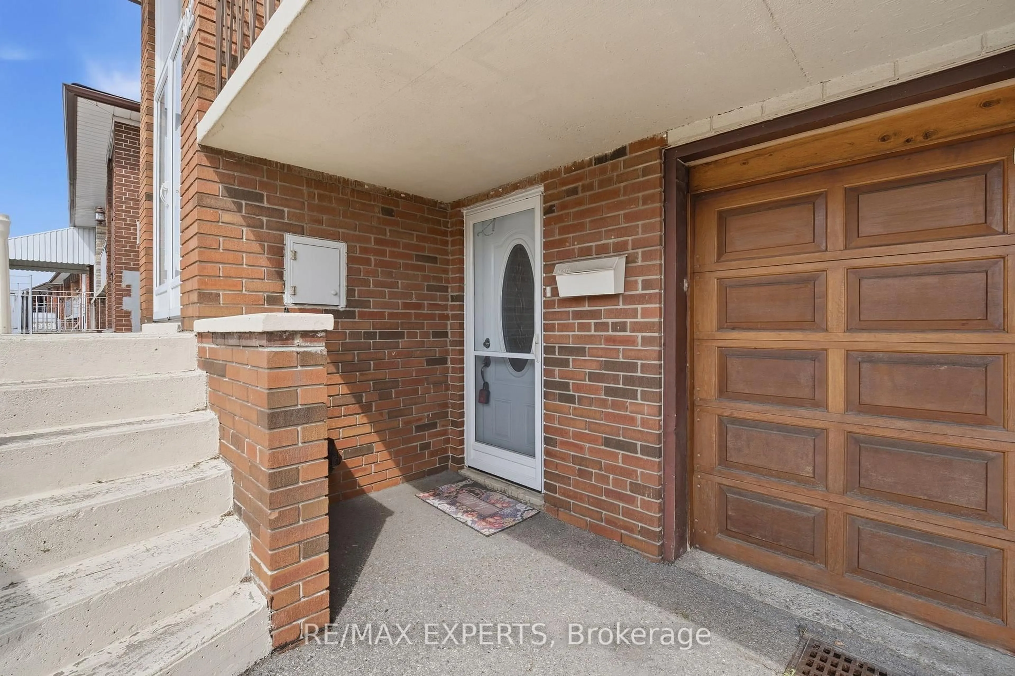 Indoor entryway for 302 Hullmar Dr, Toronto Ontario M3N 2G1