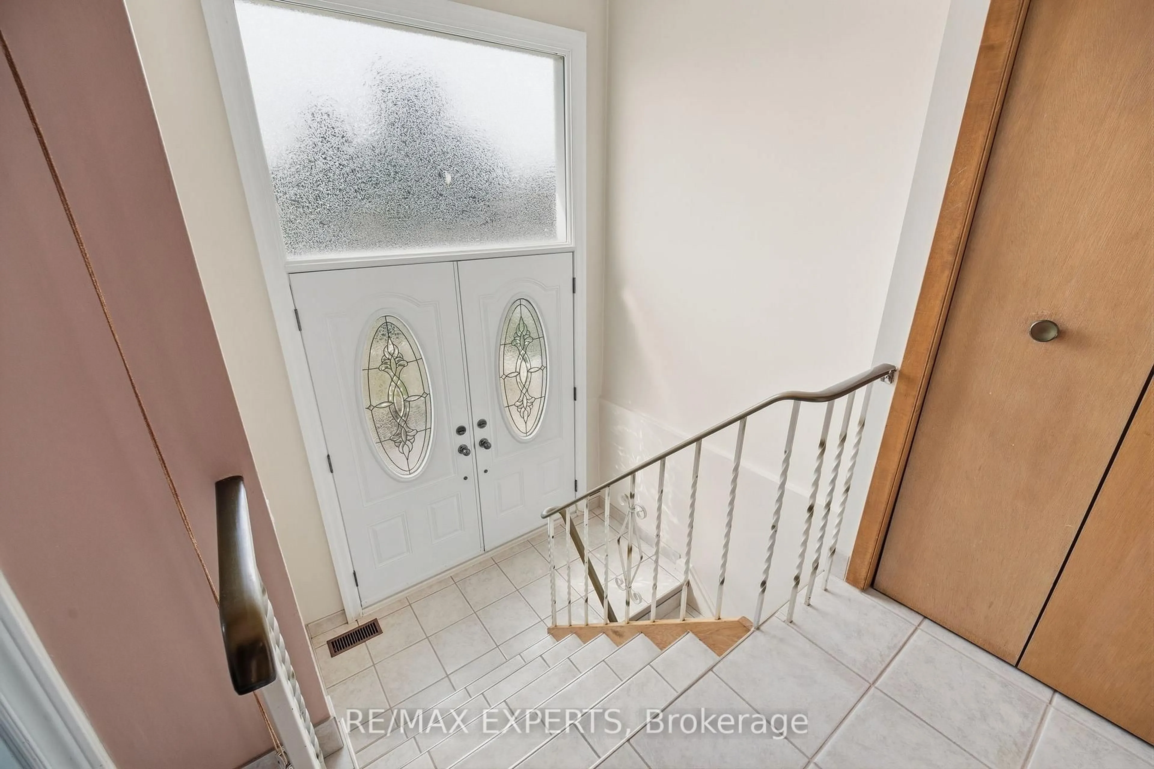 Indoor entryway for 302 Hullmar Dr, Toronto Ontario M3N 2G1