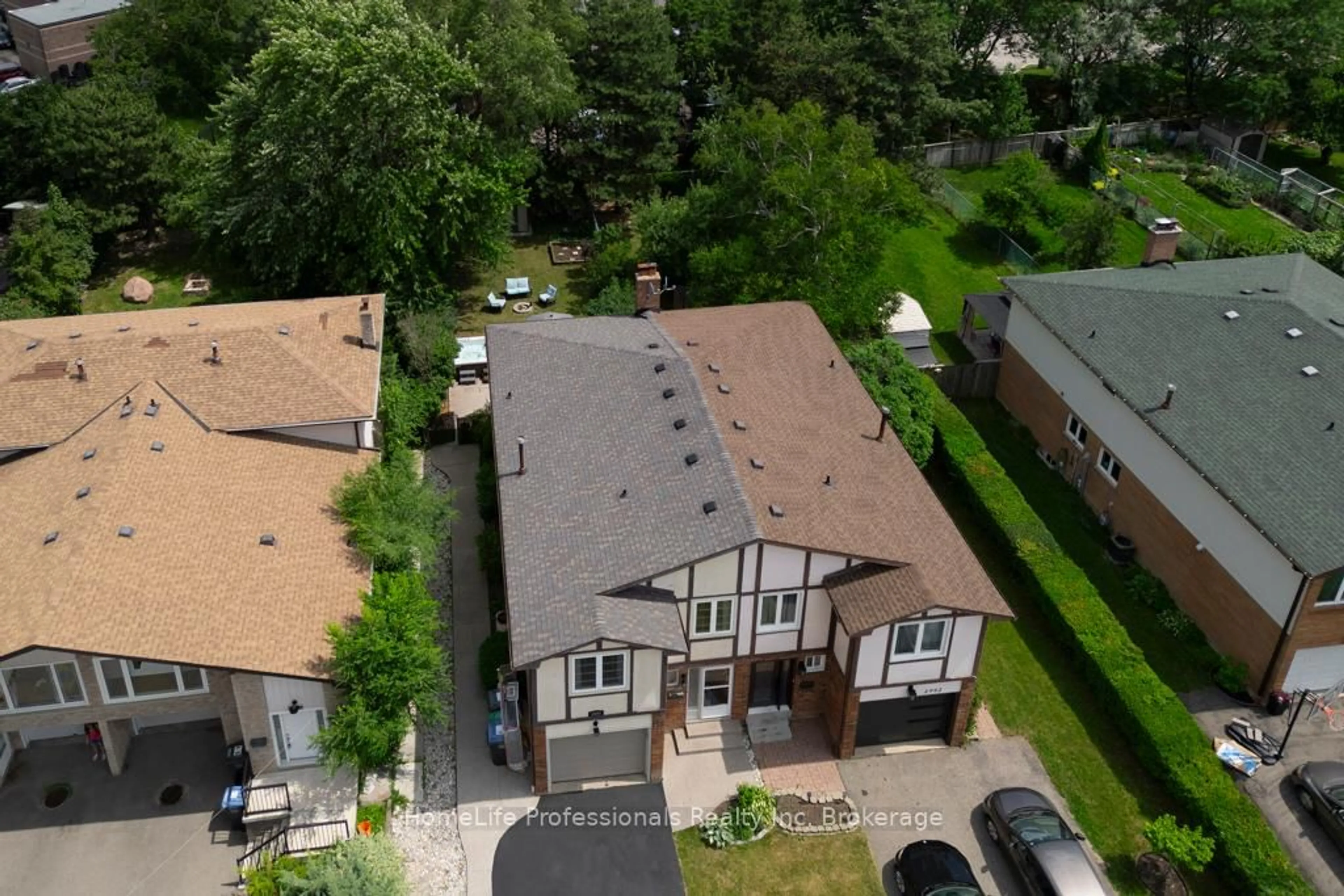 A pic from outside/outdoor area/front of a property/back of a property/a pic from drone, street for 2960 Windjammer Rd, Mississauga Ontario L5L 1S7