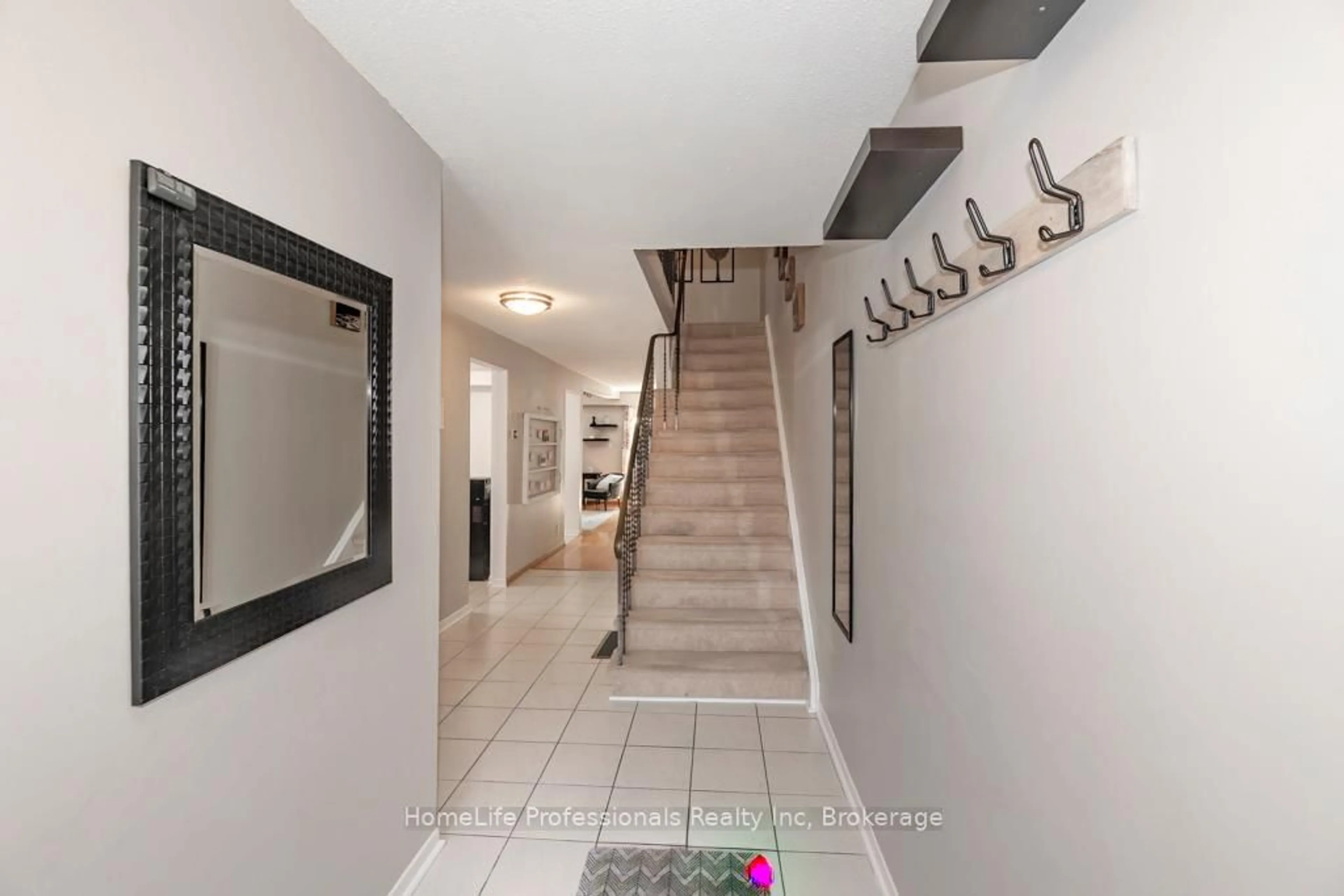 Indoor foyer for 2960 Windjammer Rd, Mississauga Ontario L5L 1S7