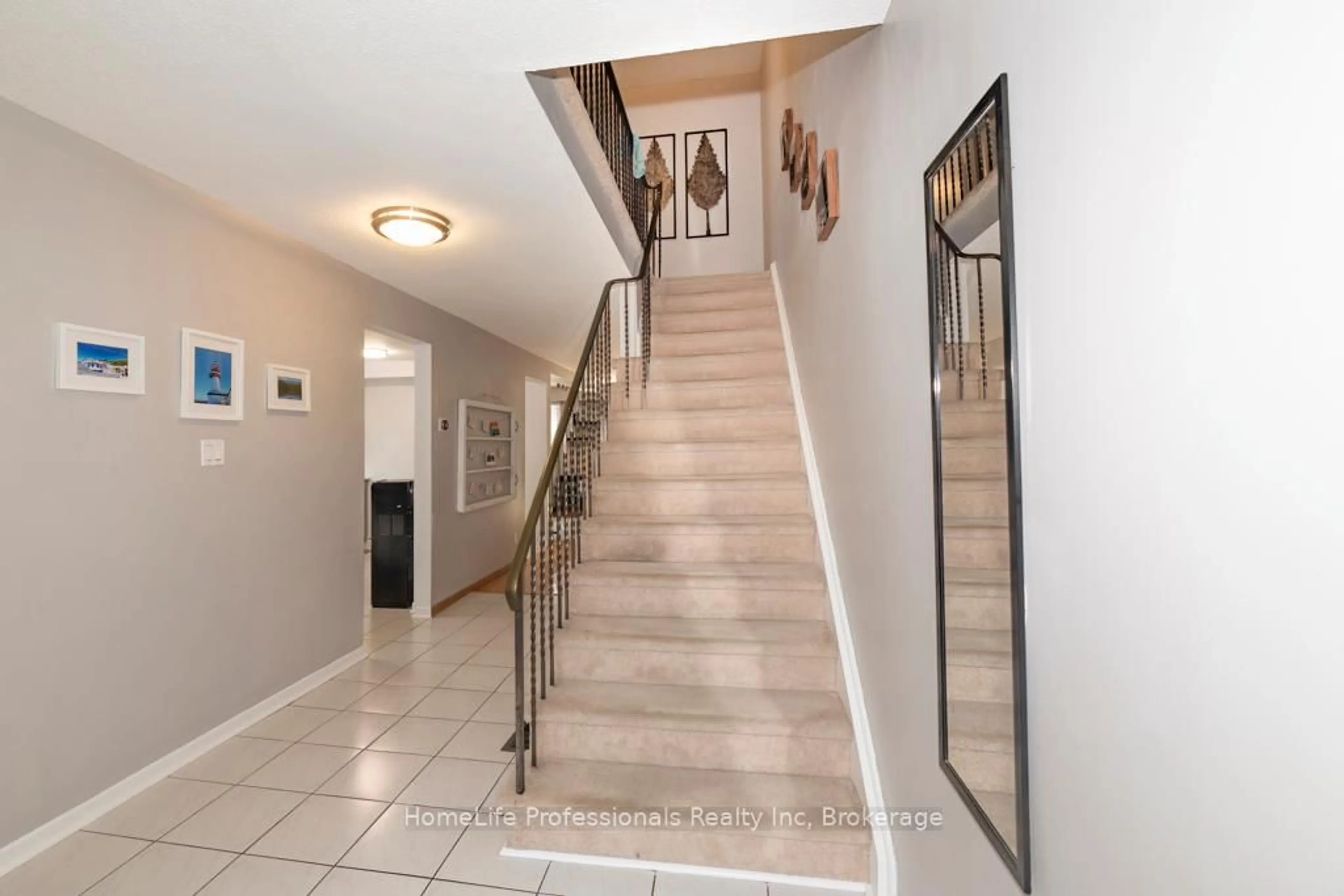 Indoor foyer for 2960 Windjammer Rd, Mississauga Ontario L5L 1S7