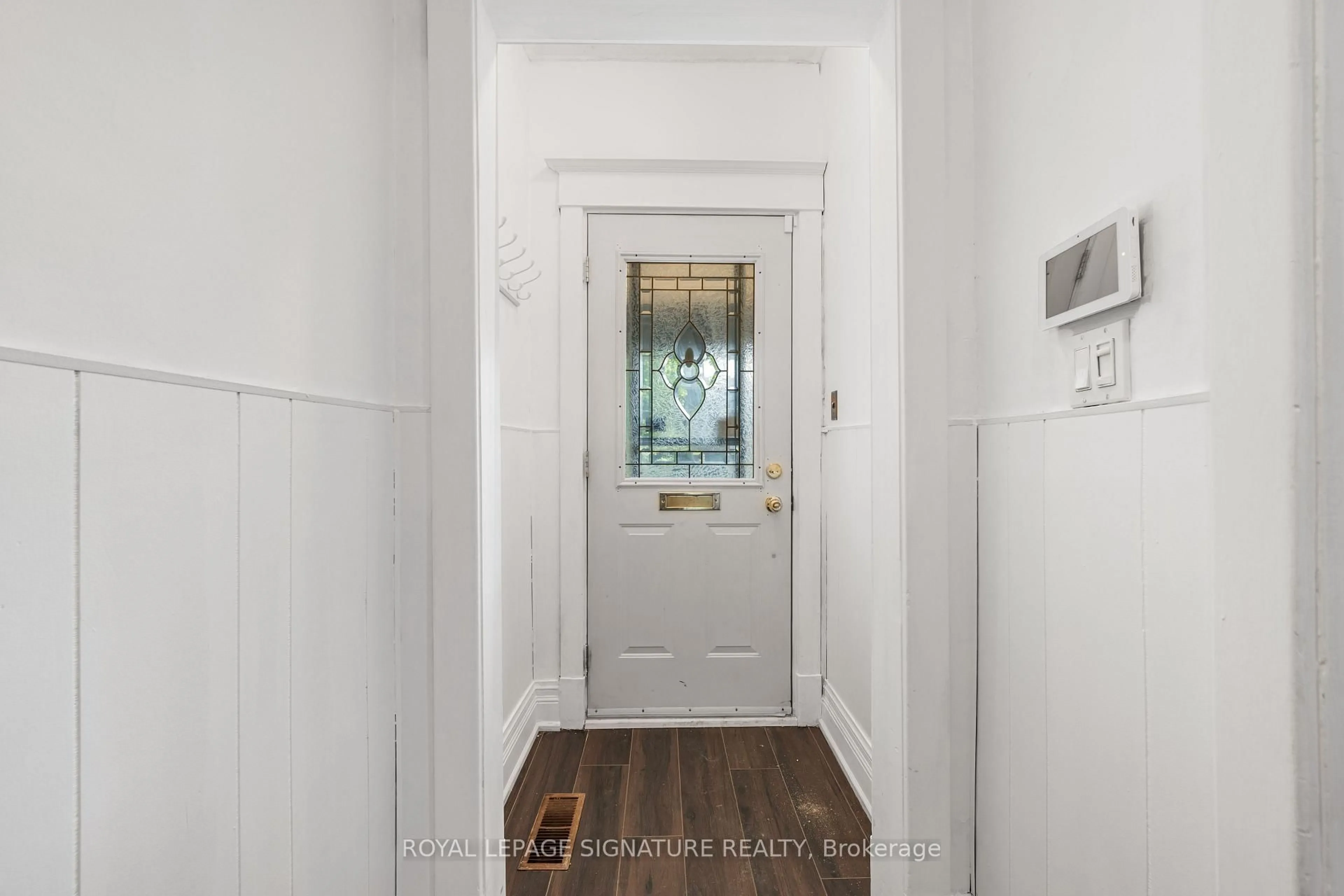 Indoor entryway for 72 Gwynne Ave, Toronto Ontario M6K 2C4