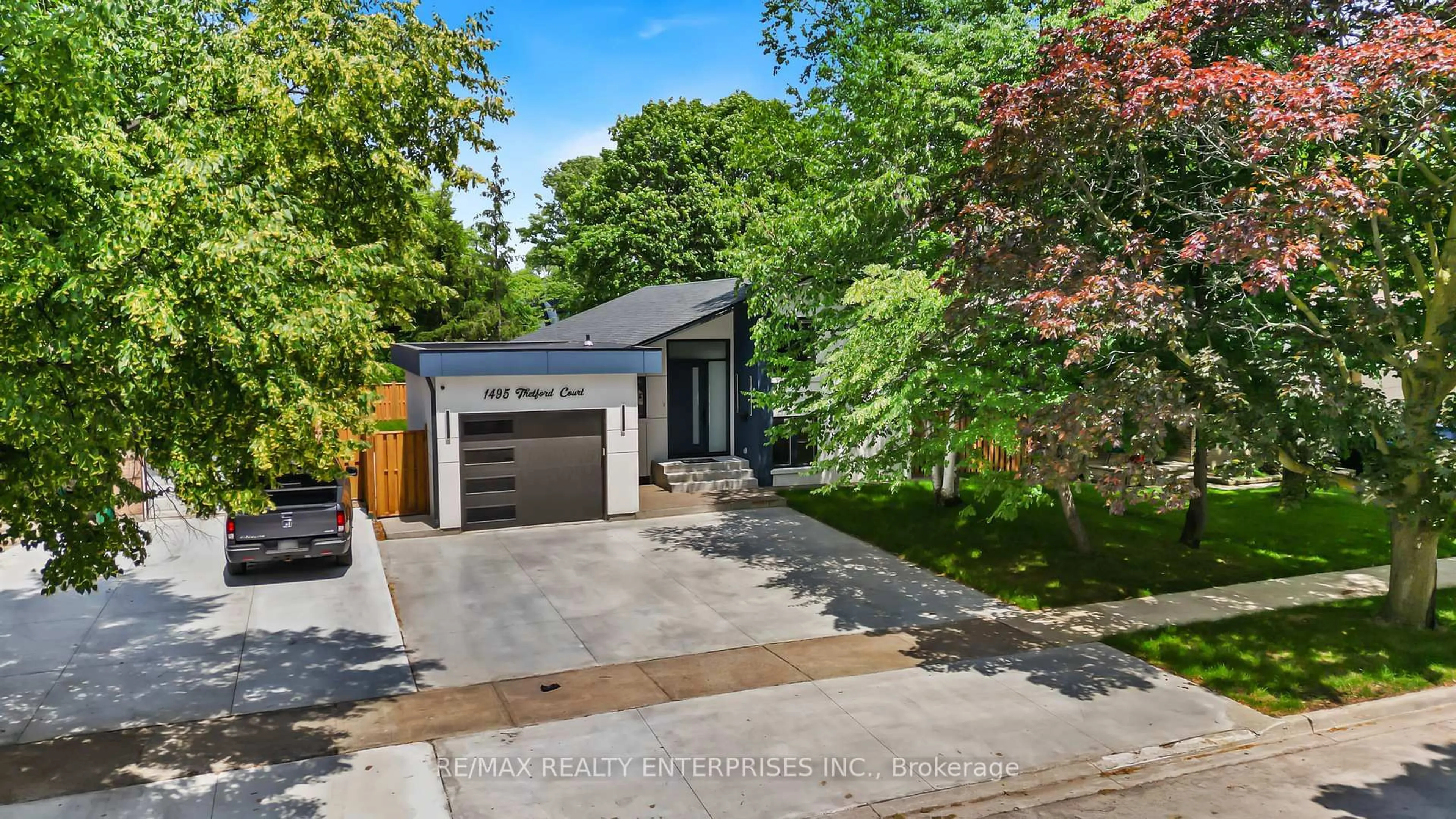 A pic from outside/outdoor area/front of a property/back of a property/a pic from drone, street for 1495 Thetford Crt, Mississauga Ontario L5J 3N2