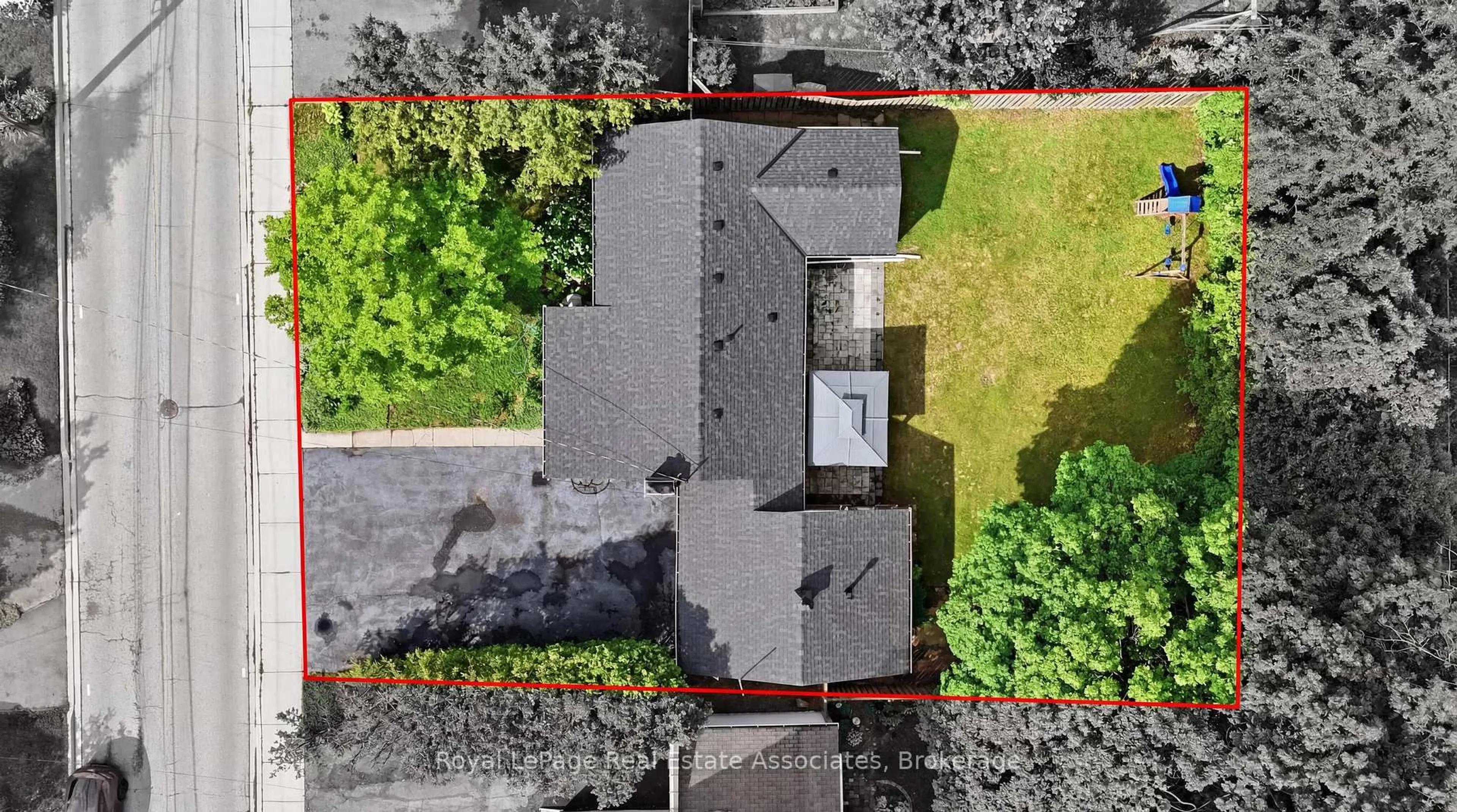 A pic from outside/outdoor area/front of a property/back of a property/a pic from drone, street for 1924 Balsam Ave, Mississauga Ontario L5J 1L2