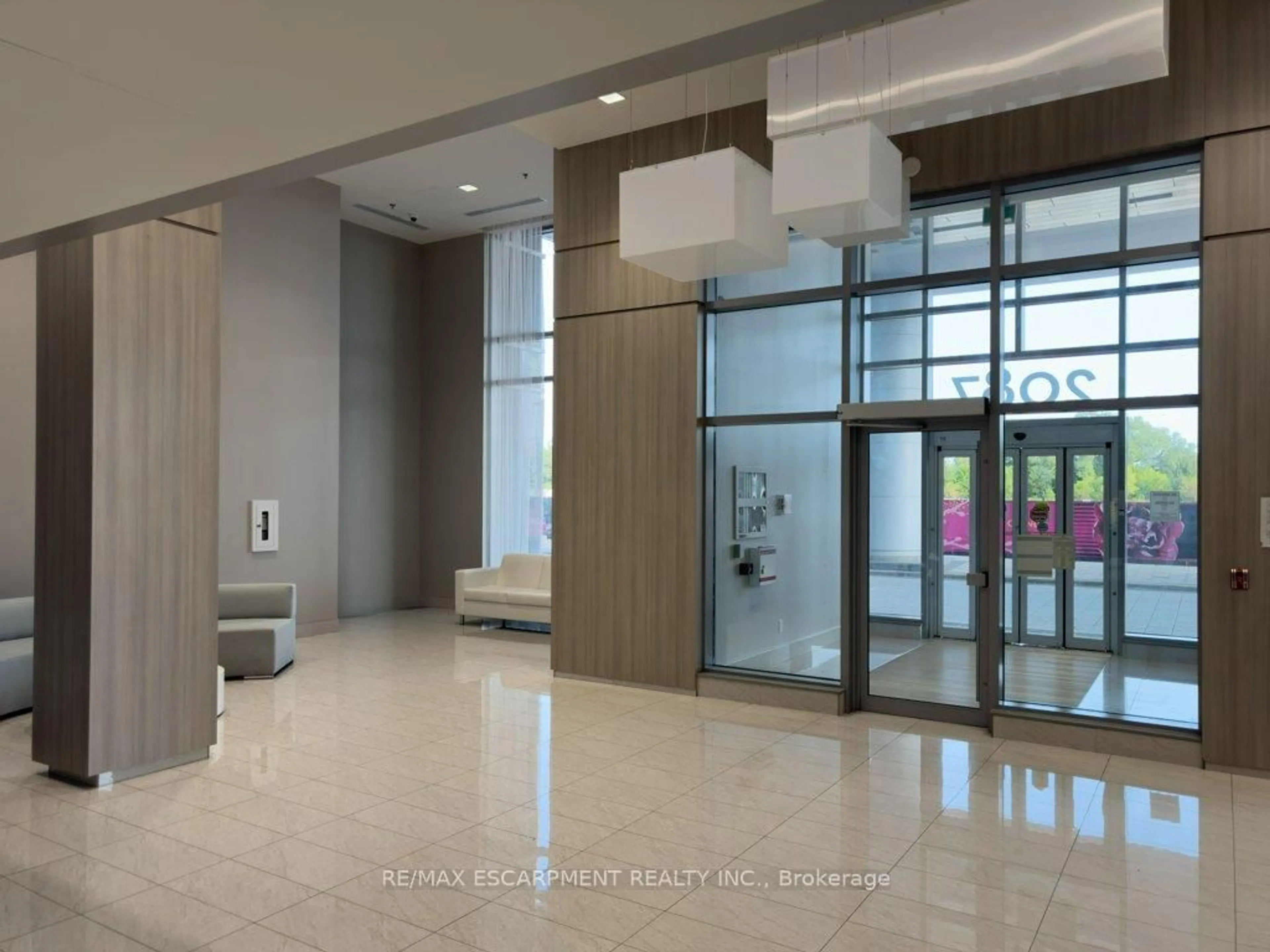 Indoor foyer for 2087 Fairview St #1304, Burlington Ontario L7R 0E5