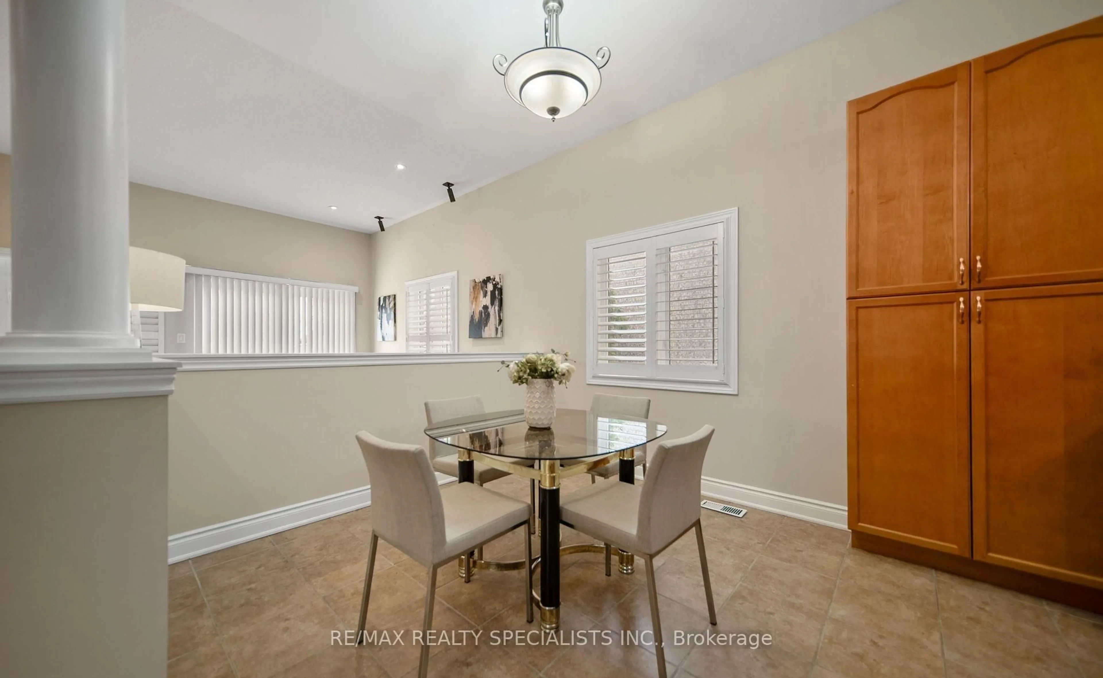 Dining room, ceramic/tile floor for 31 Saint Hubert Dr, Brampton Ontario L6P 1W1