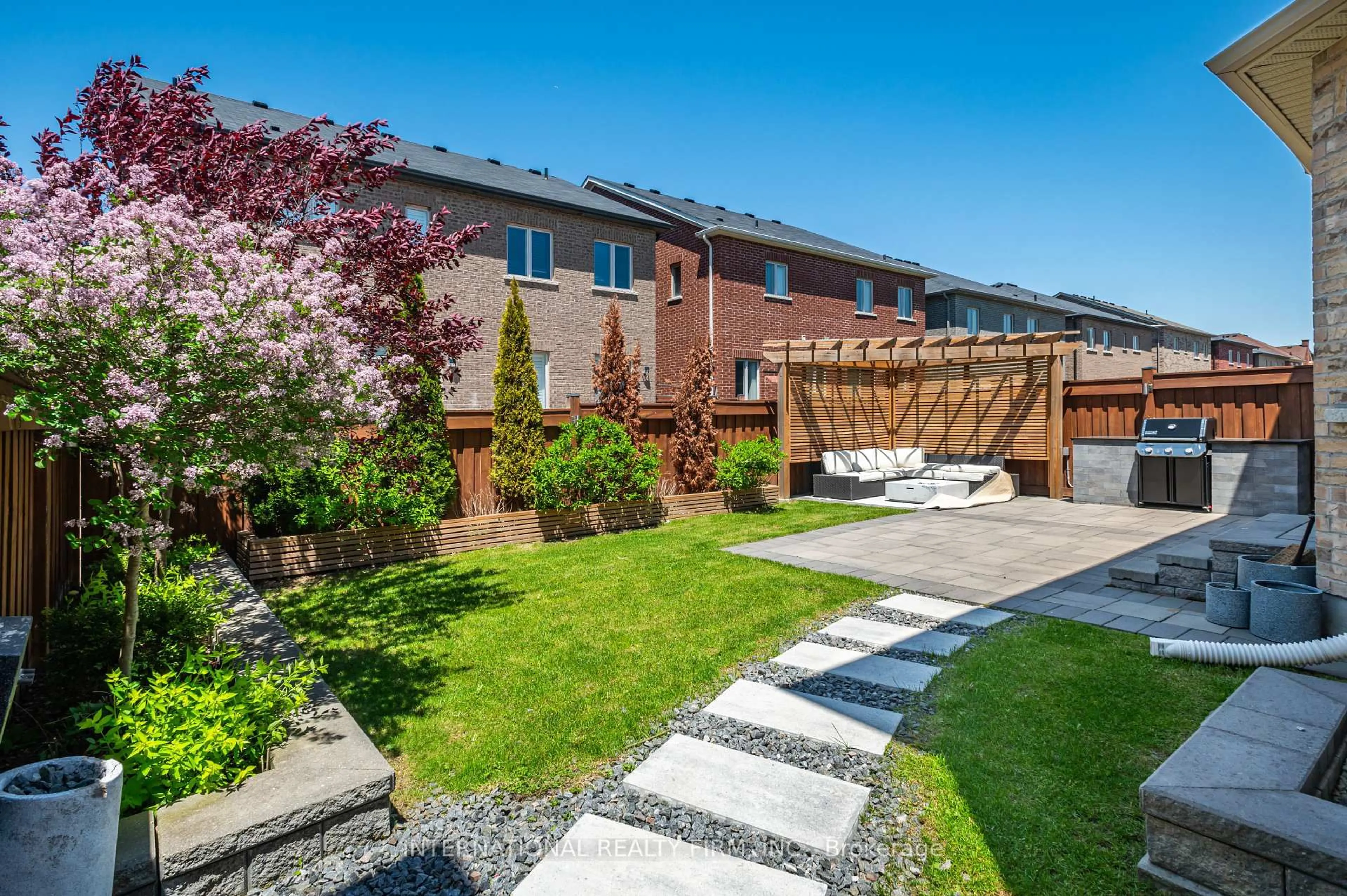 Patio, street for 233 Etheridge Ave, Milton Ontario L9E 1H6