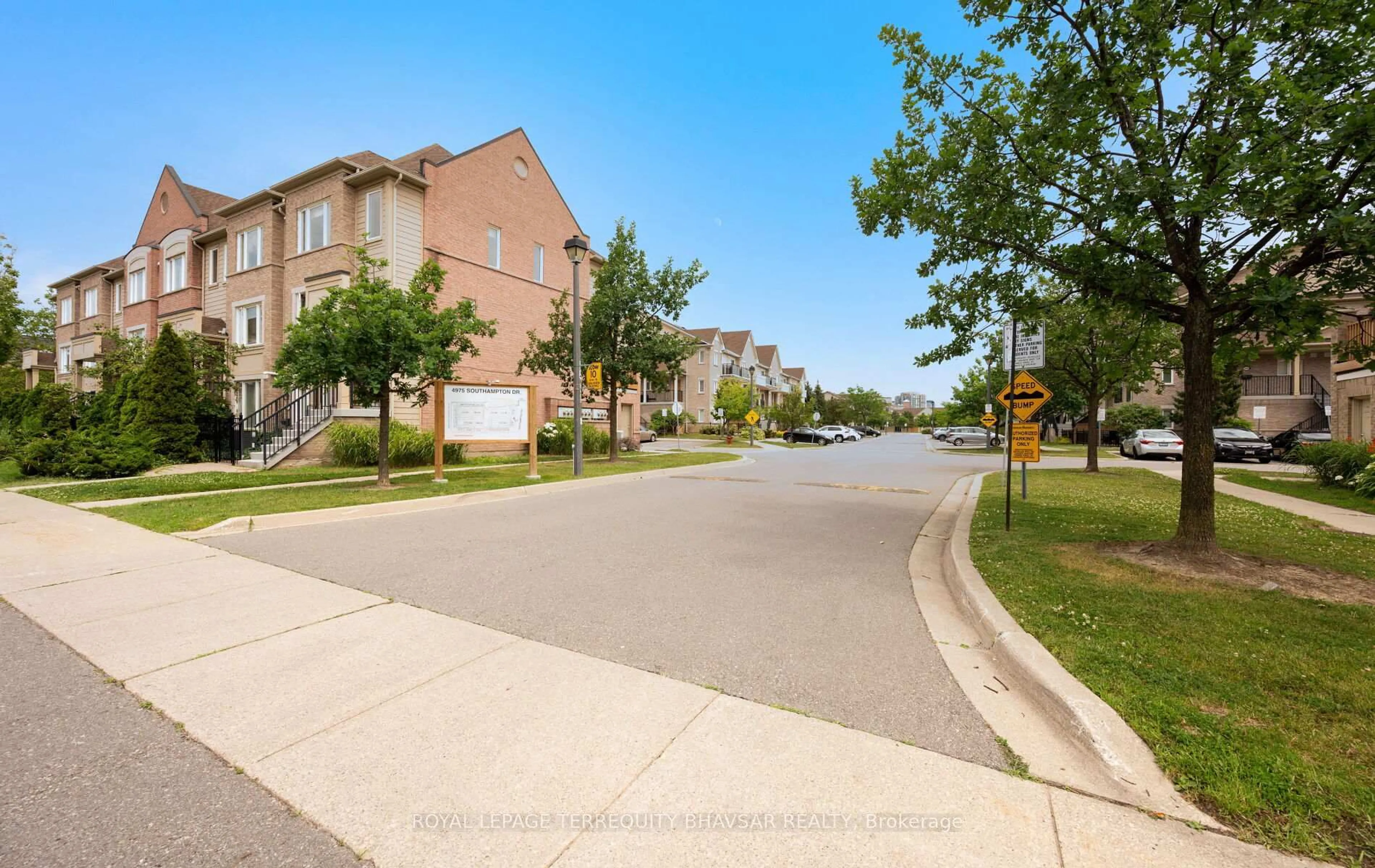 A pic from outside/outdoor area/front of a property/back of a property/a pic from drone, street for 3098 Eglinton Ave #94, Mississauga Ontario L5M 8C5