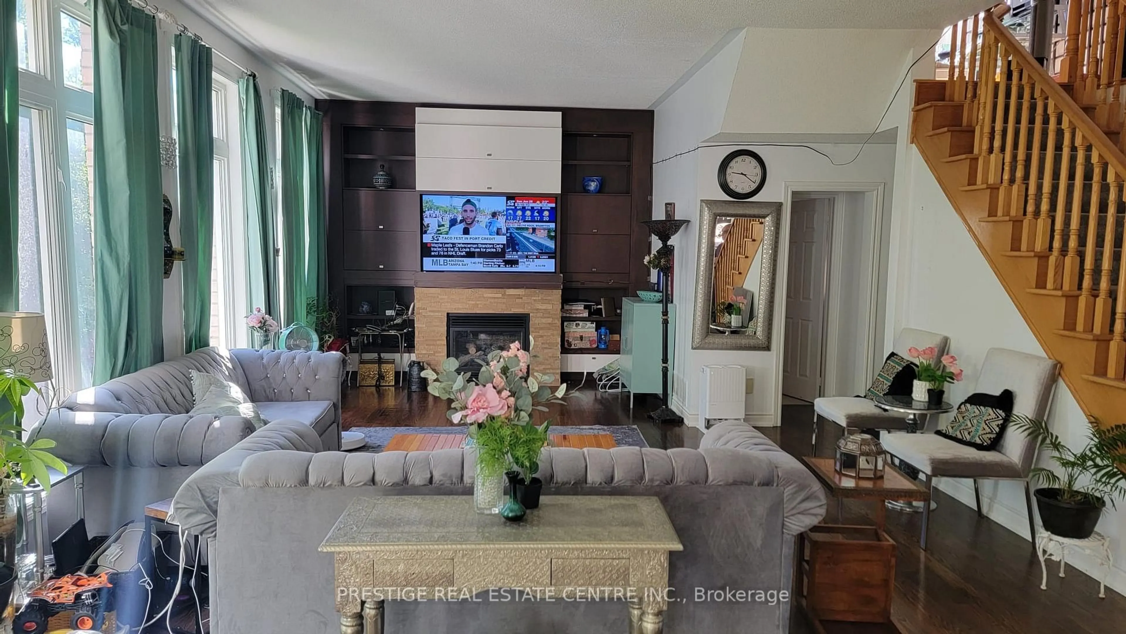 Living room with furniture, unknown for 1527 Stewart Cres, Milton Ontario L9T 6P8