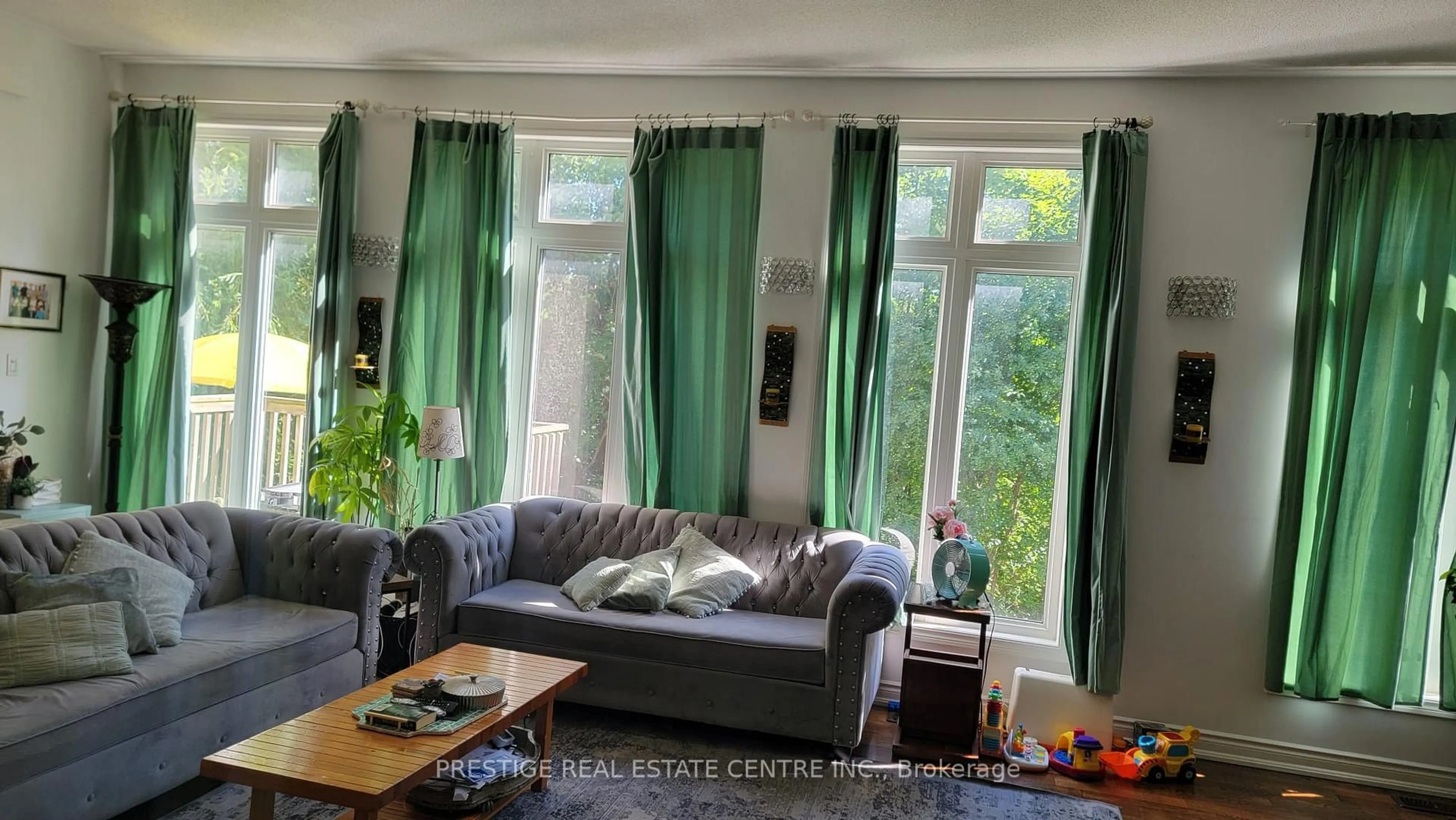 Living room with furniture, unknown for 1527 Stewart Cres, Milton Ontario L9T 6P8