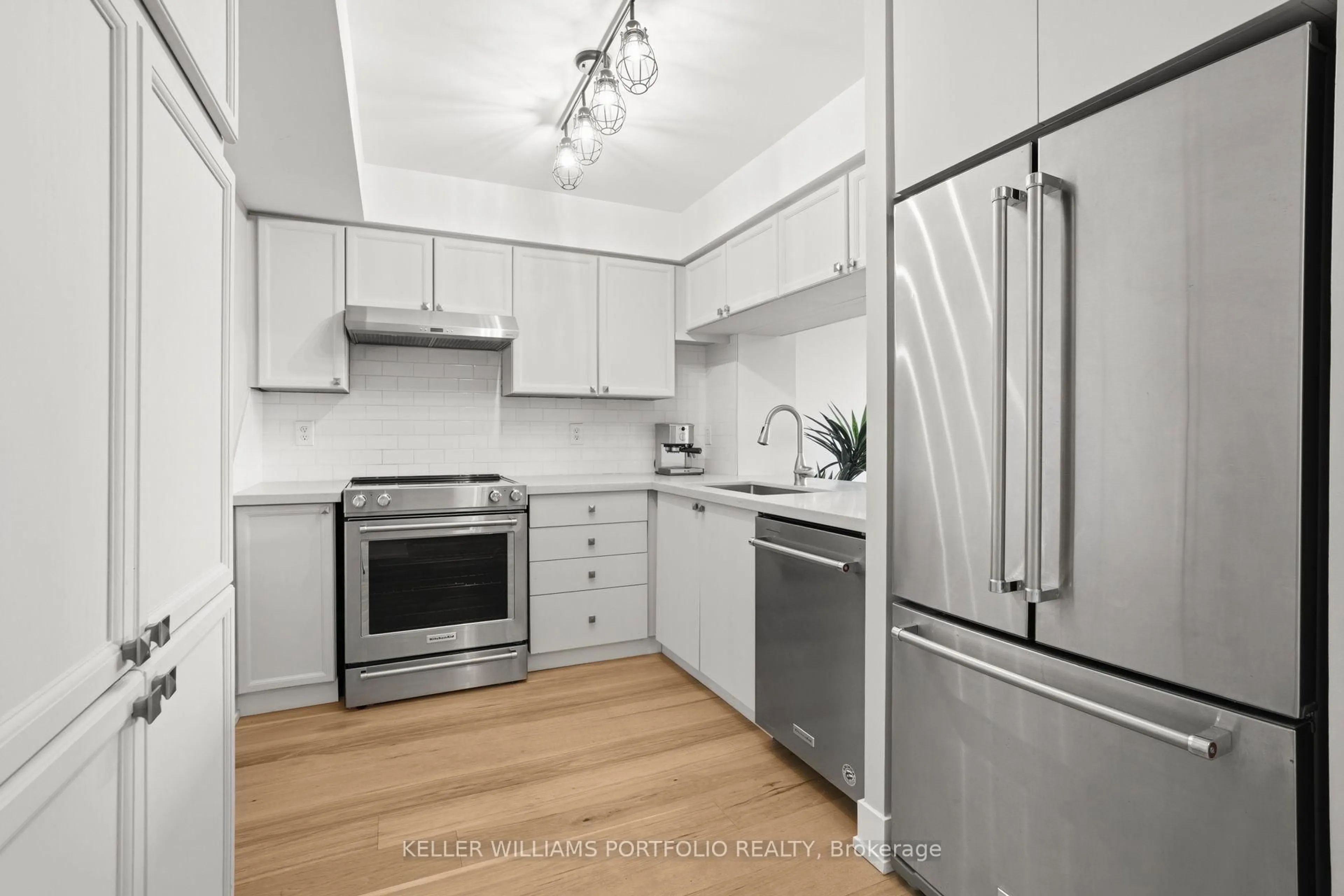 Standard kitchen, unknown for 190 Manitoba St #802, Toronto Ontario M8Y 3Y8