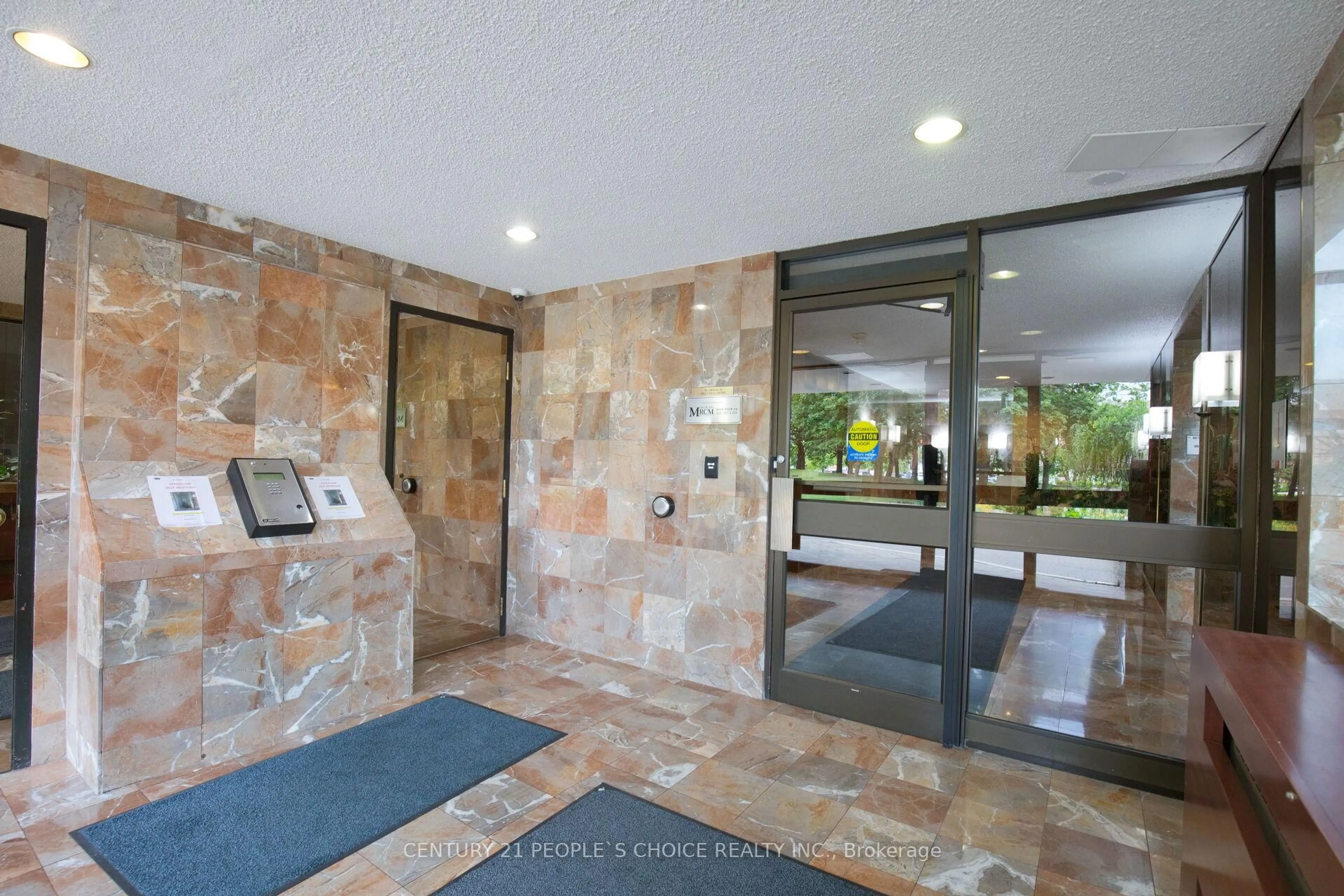 Indoor foyer for 100 County Court Blvd #1709, Brampton Ontario L6W 3X1
