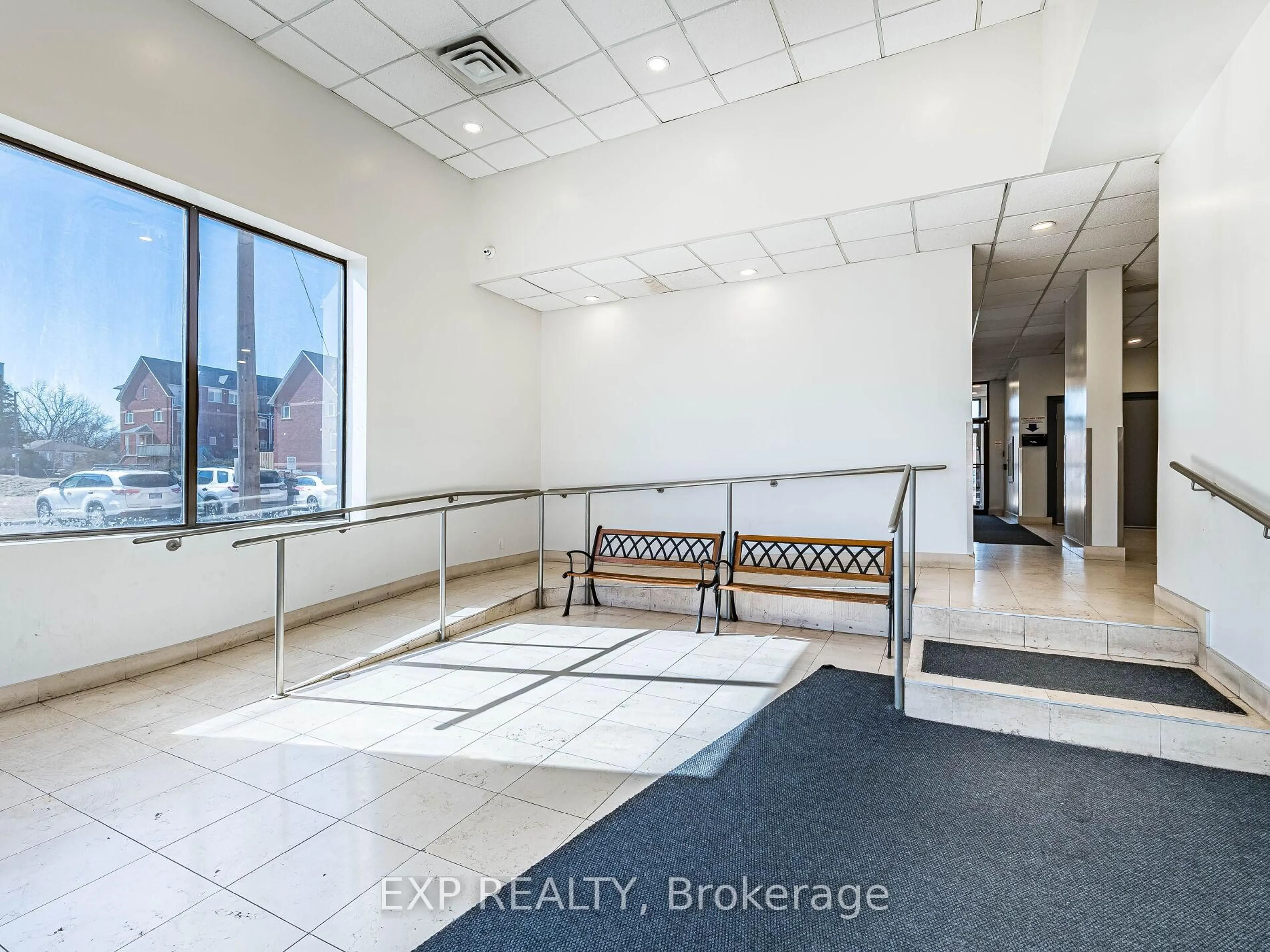 Indoor foyer for 25 Agnes St #907, Mississauga Ontario L5B 3X7