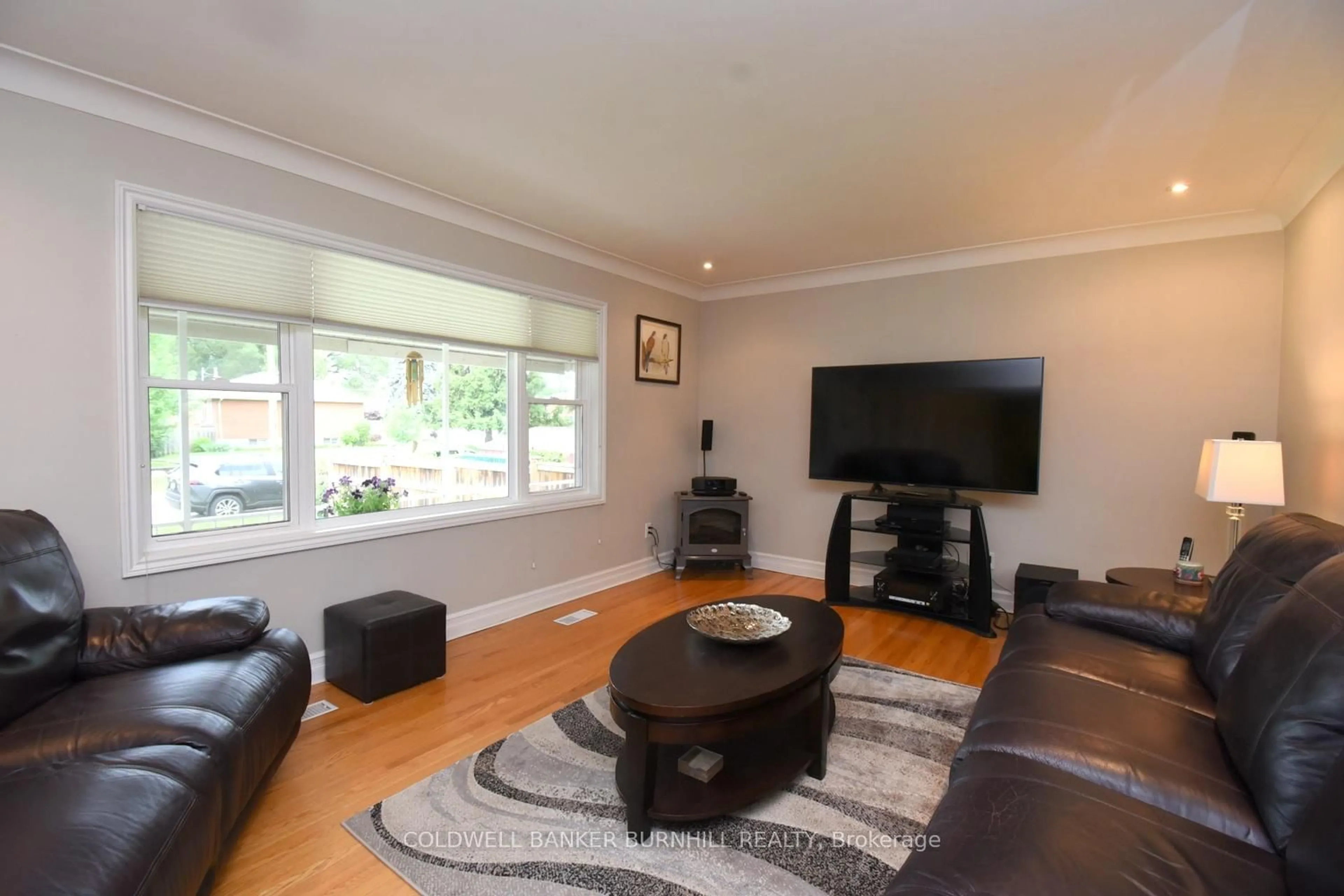 Living room with furniture, wood/laminate floor for 1087 Maplehurst Ave, Burlington Ontario L7T 3G3