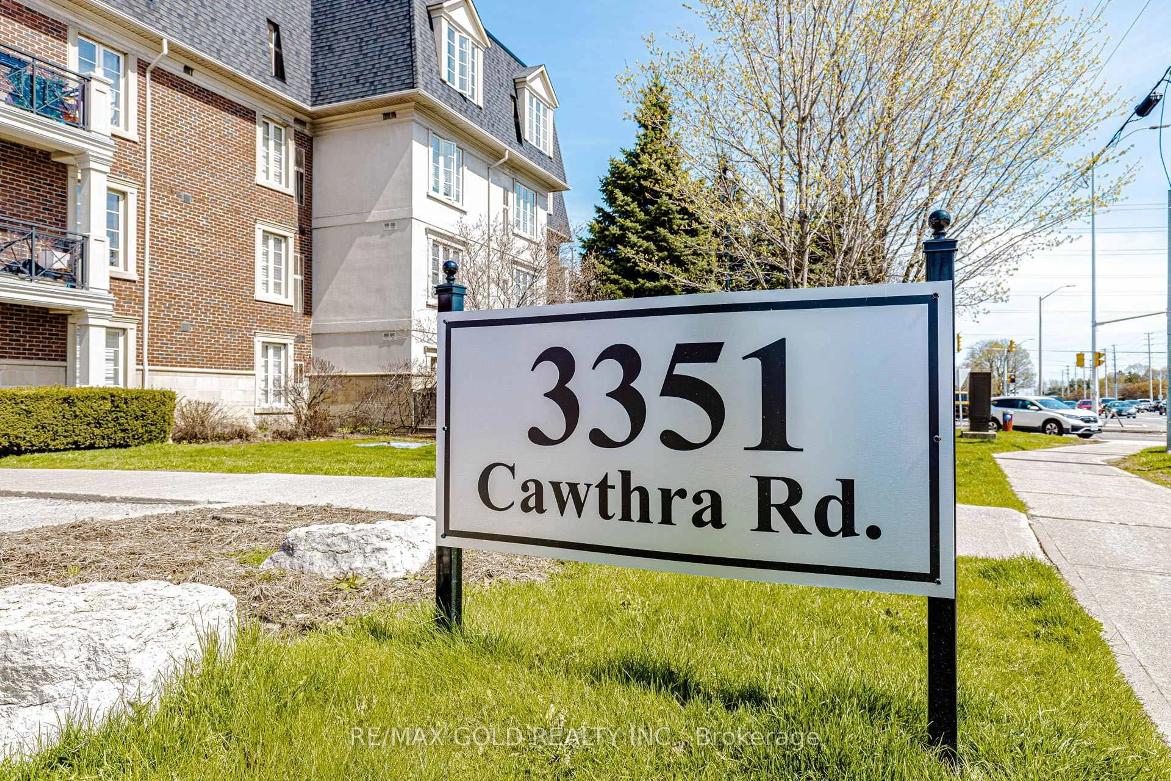 Indoor foyer for 3351 Cawthra Rd #223, Mississauga Ontario L5A 4N5