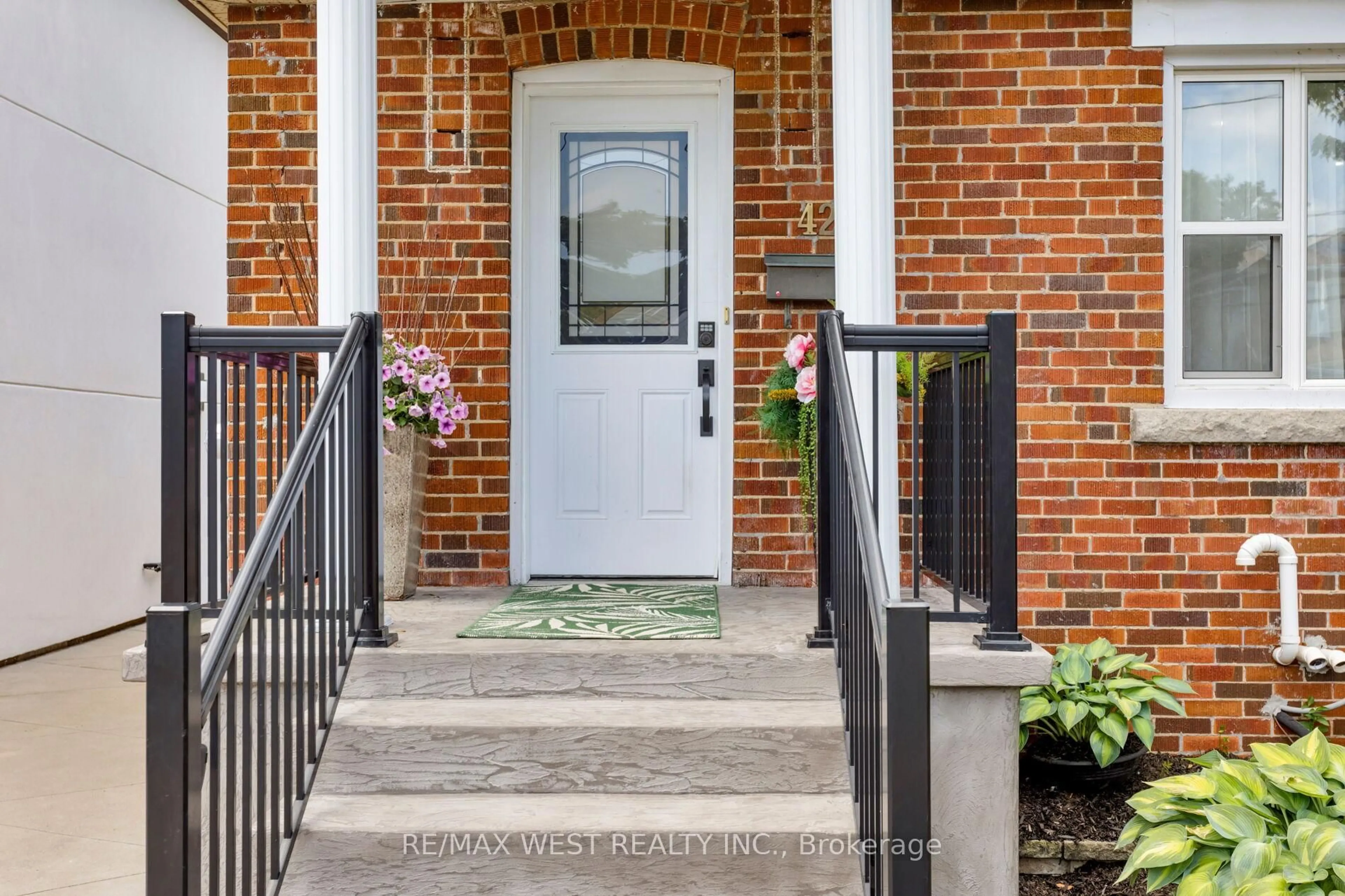 Indoor entryway for 42 Stephen Dr, Toronto Ontario M8Y 3M6