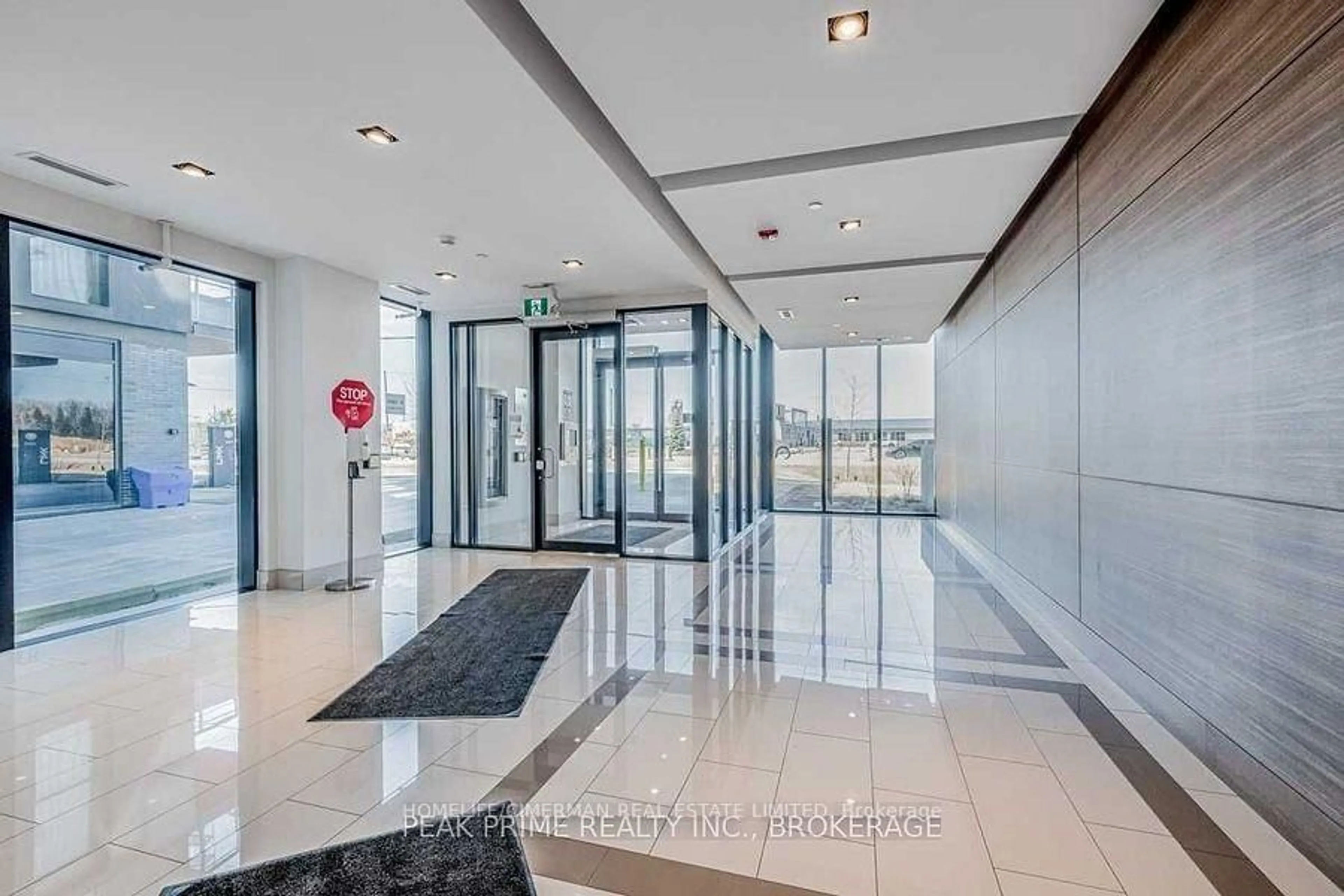 Indoor foyer for 5240 Dundas St #b608, Burlington Ontario L7L 0J6