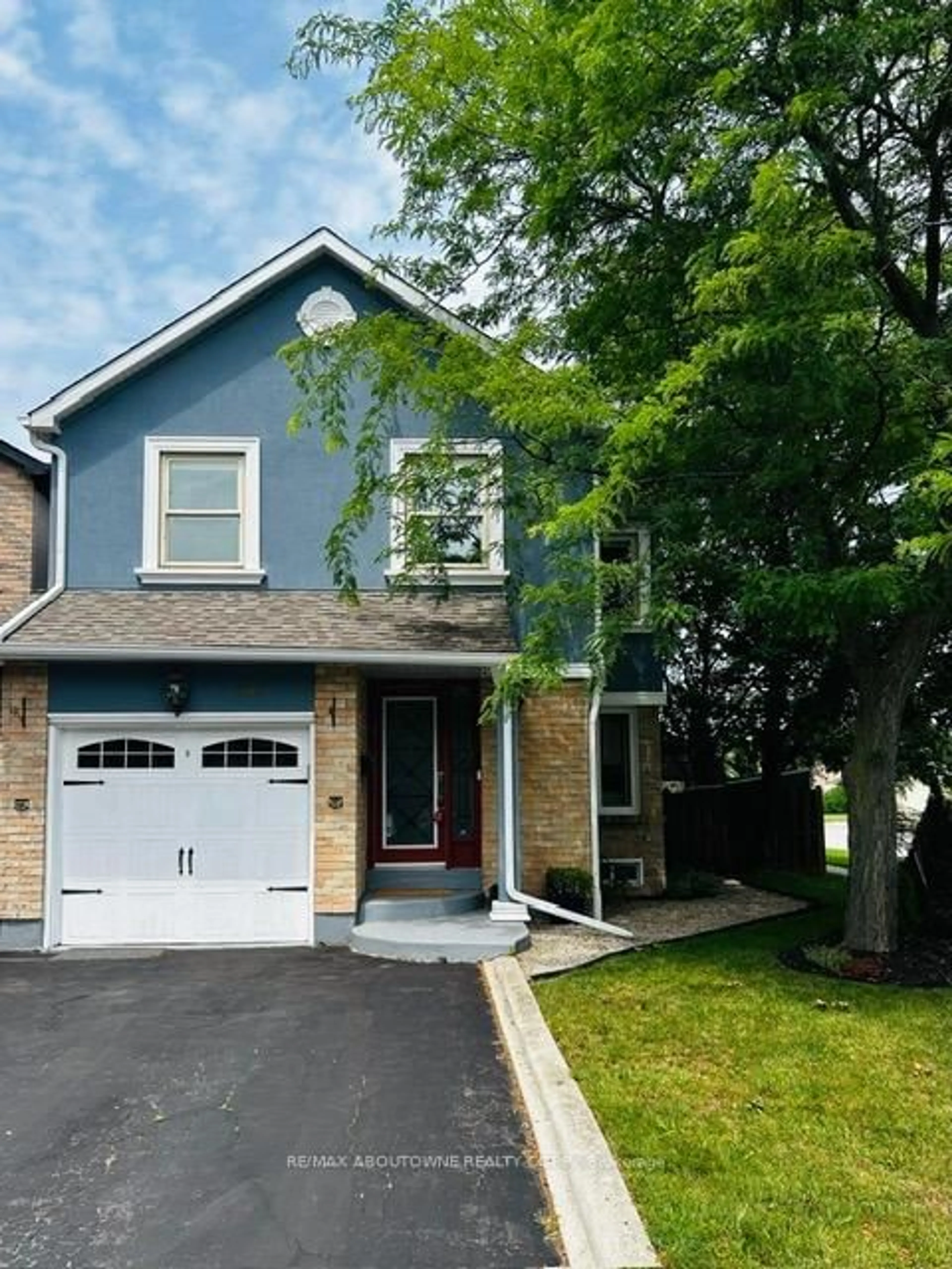 Home with vinyl exterior material, street for 395 Maidstone Cres, Oakville Ontario L6M 1C1