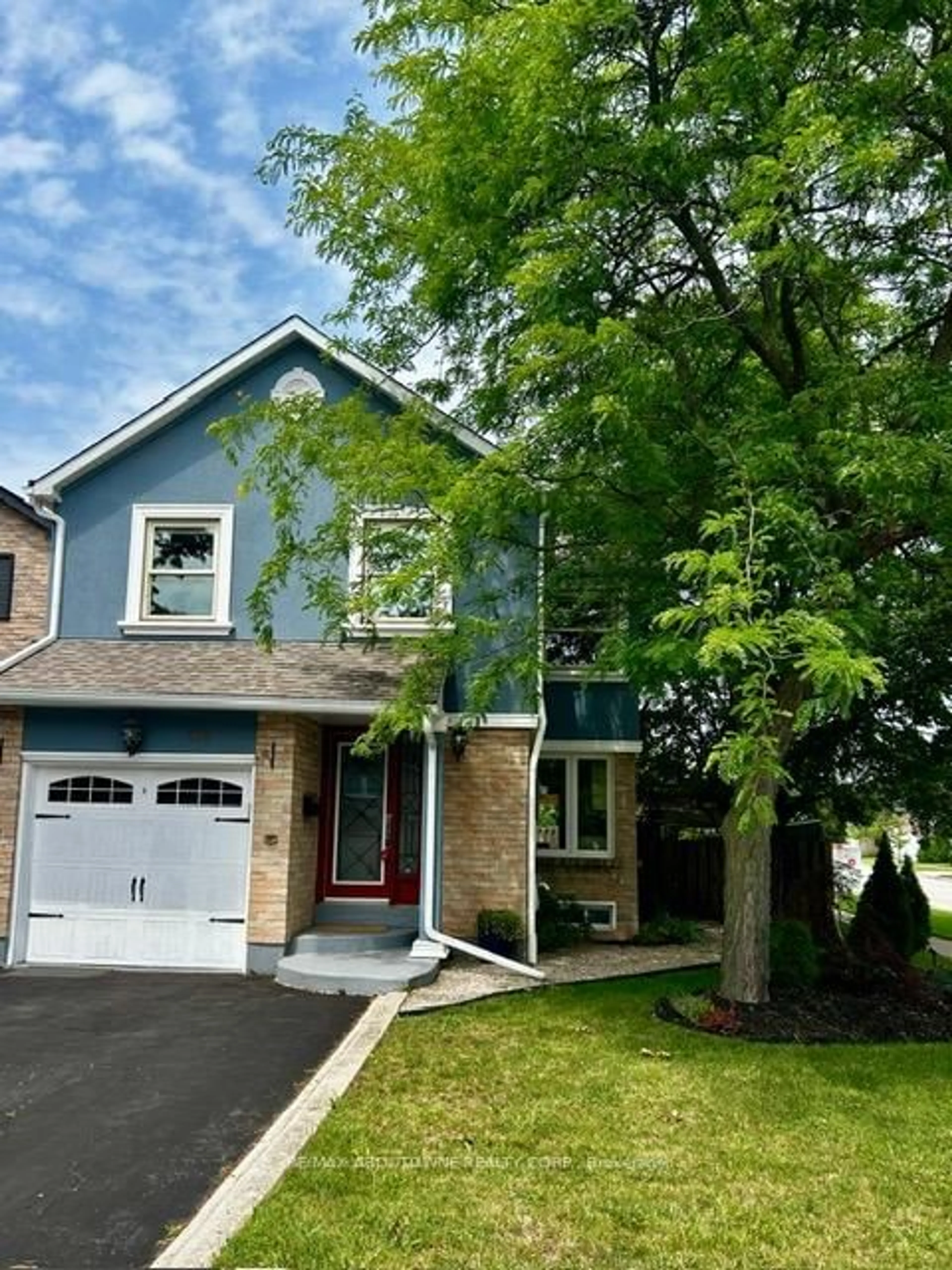Home with vinyl exterior material, street for 395 Maidstone Cres, Oakville Ontario L6M 1C1
