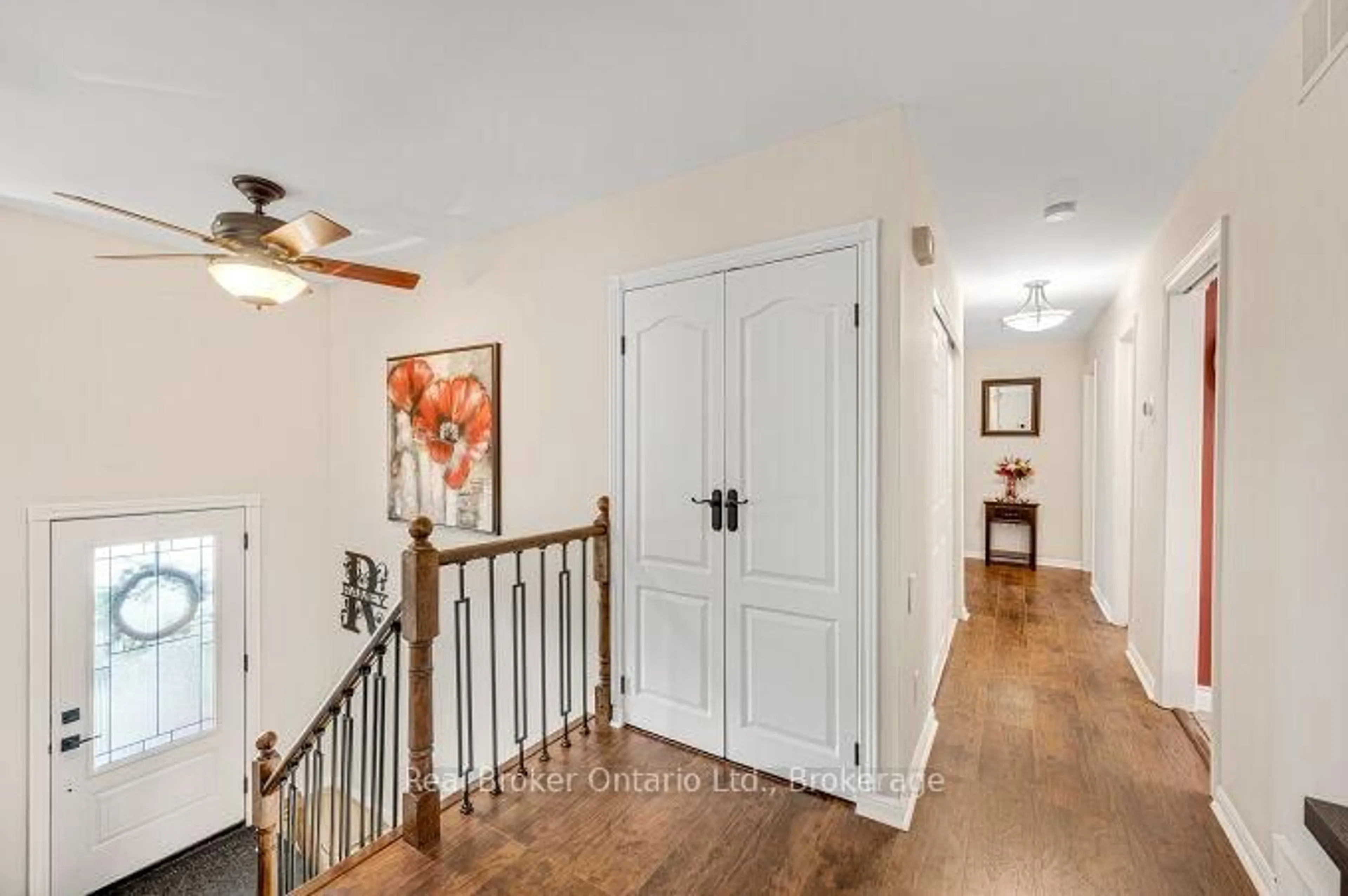 Indoor entryway for 4162 Sutherland Cres, Burlington Ontario L7L 5G9