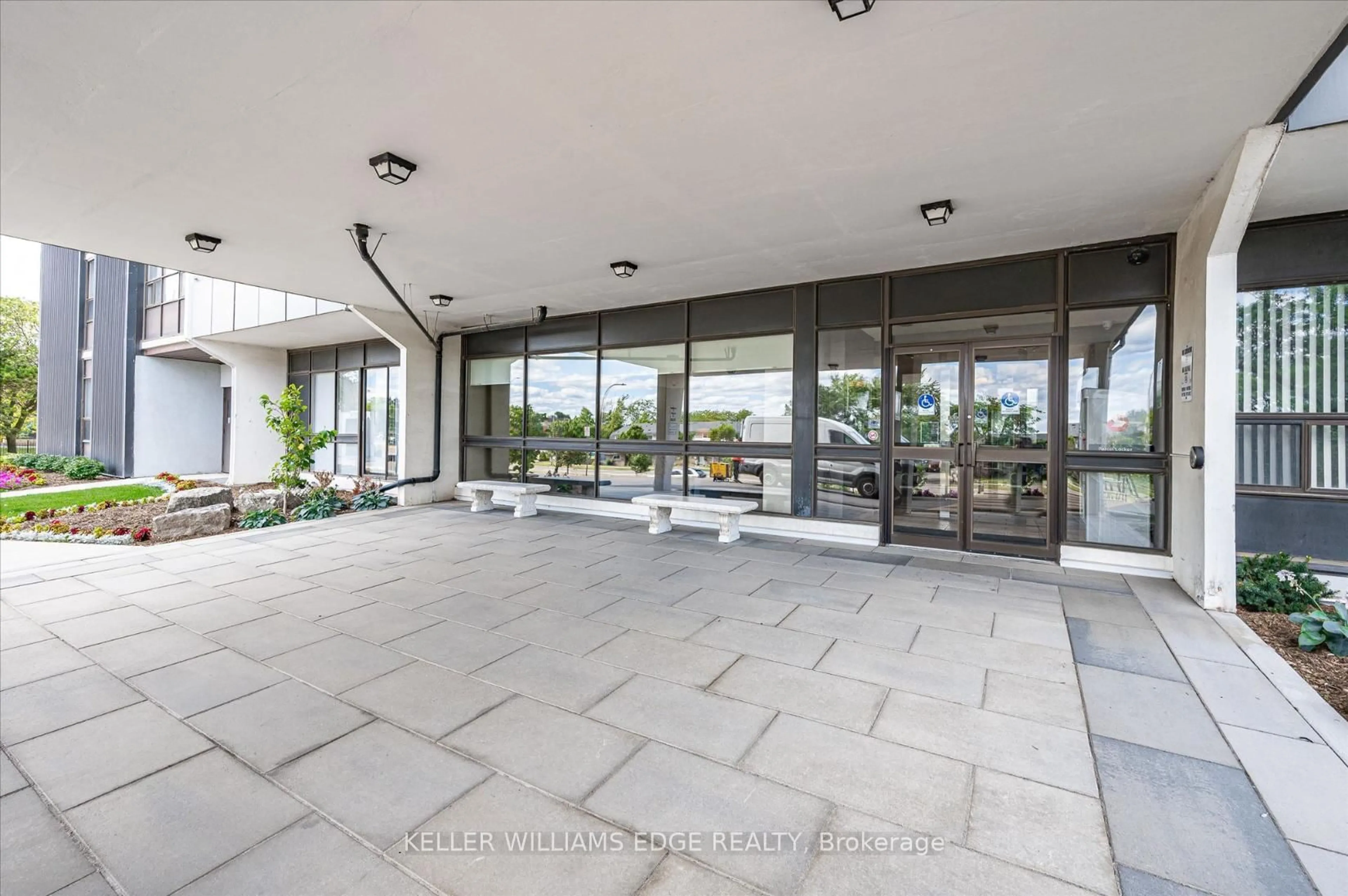 Indoor foyer for 2055 Upper Middle Rd #1202, Burlington Ontario L7P 3P4