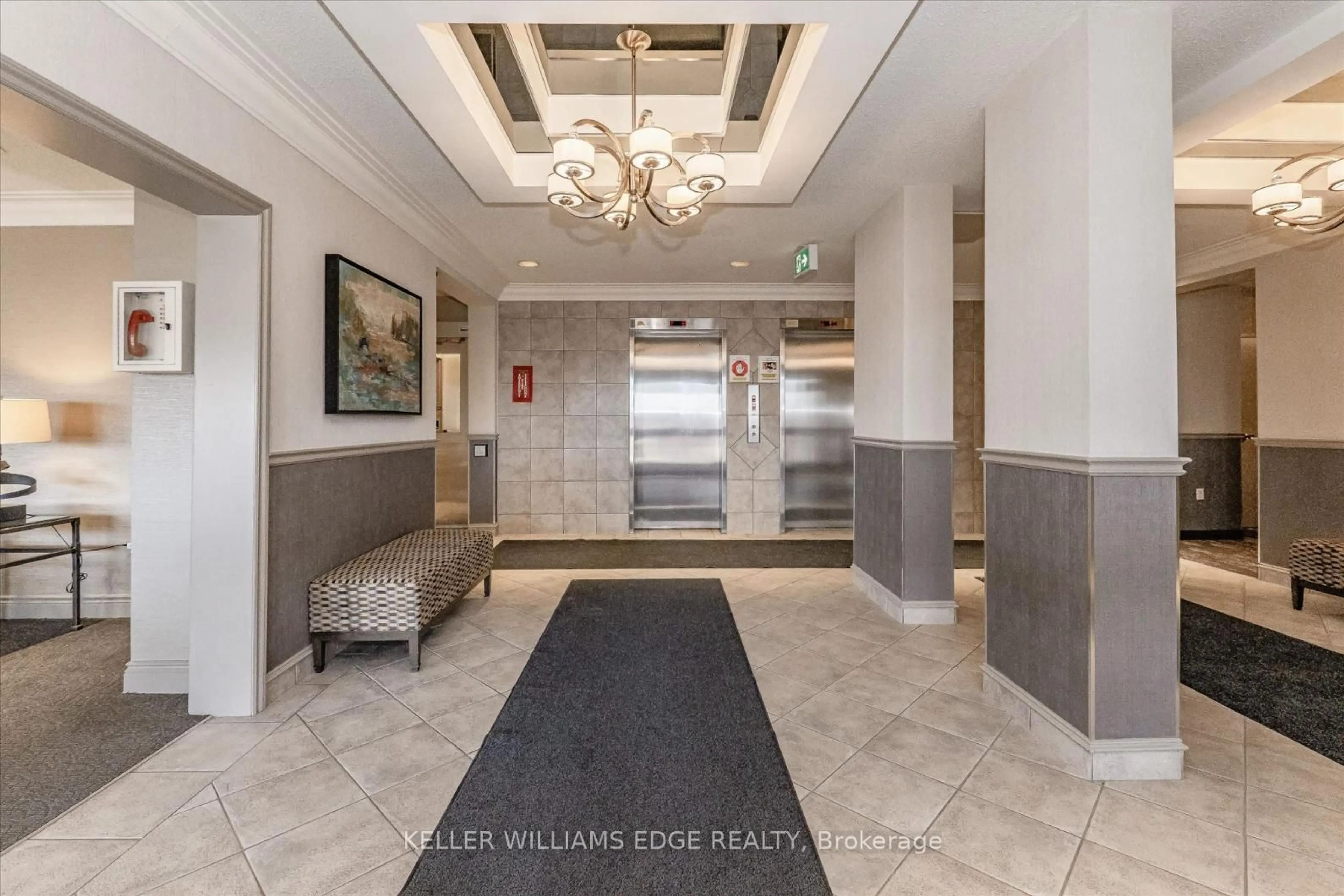 Indoor foyer for 2055 Upper Middle Rd #1202, Burlington Ontario L7P 3P4