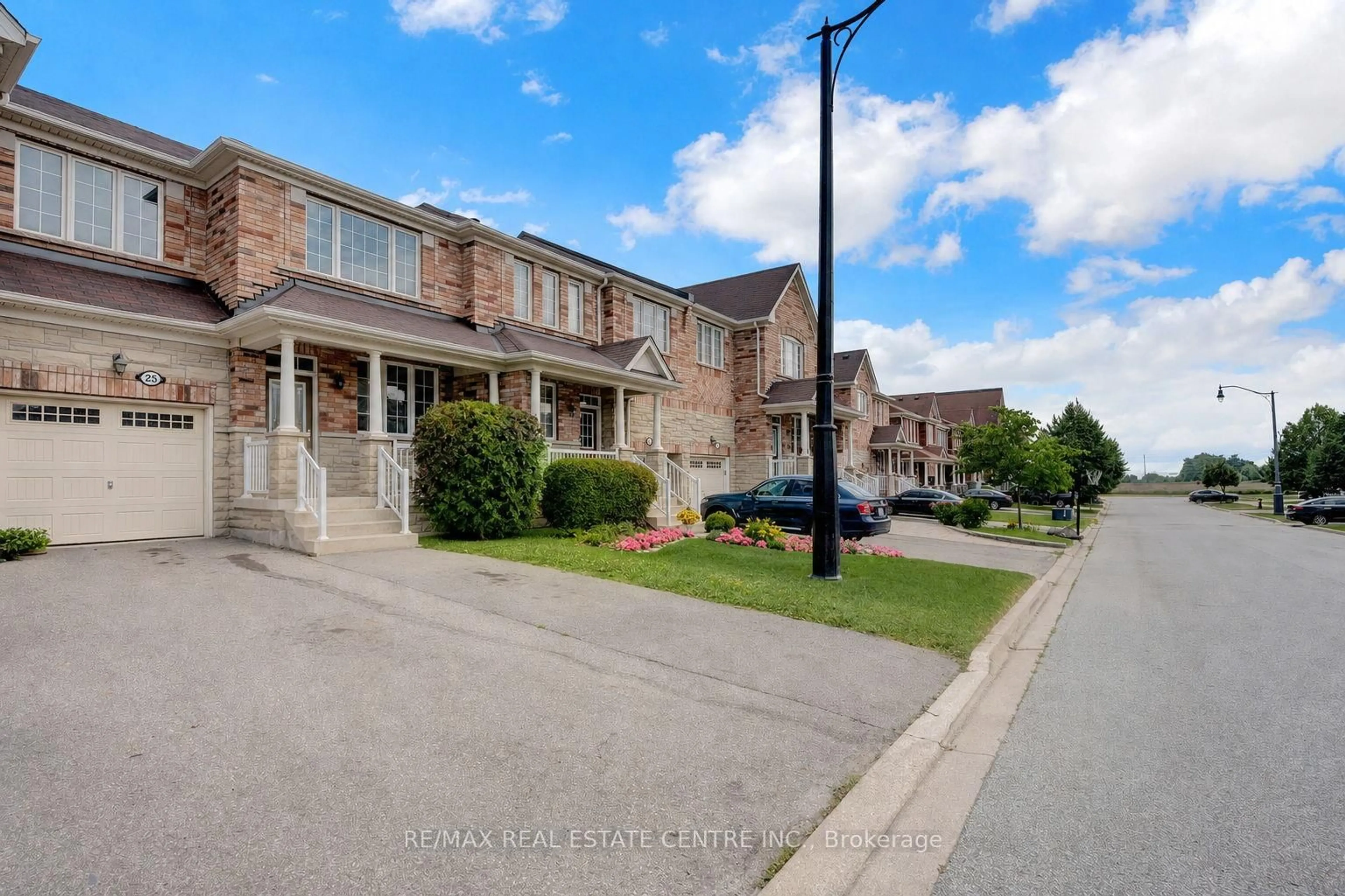A pic from outside/outdoor area/front of a property/back of a property/a pic from drone, street for 25 Shediac Rd, Brampton Ontario L6Y 0V8