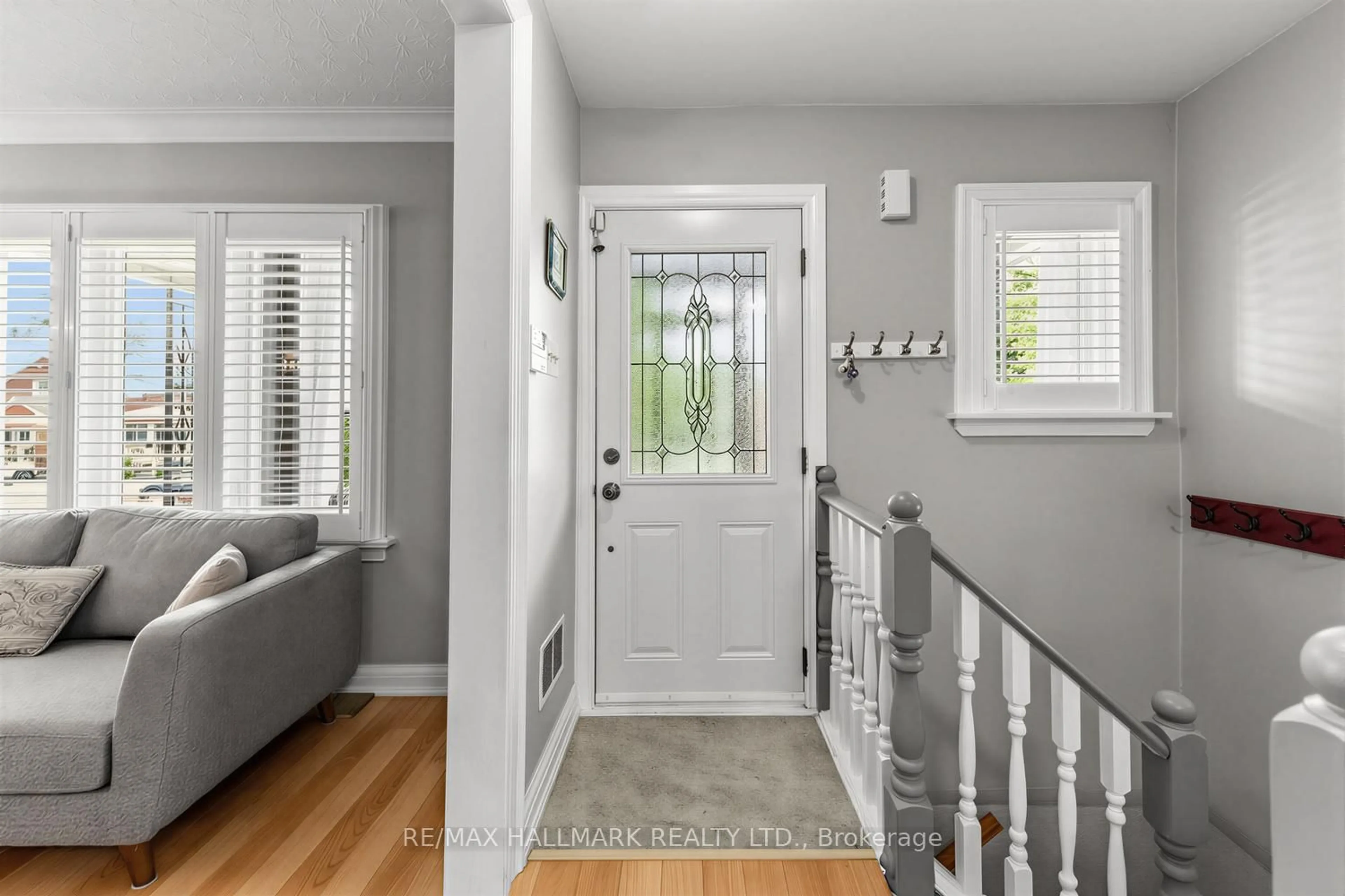 Indoor entryway for 40 Bowie Ave, Toronto Ontario M6E 2P1