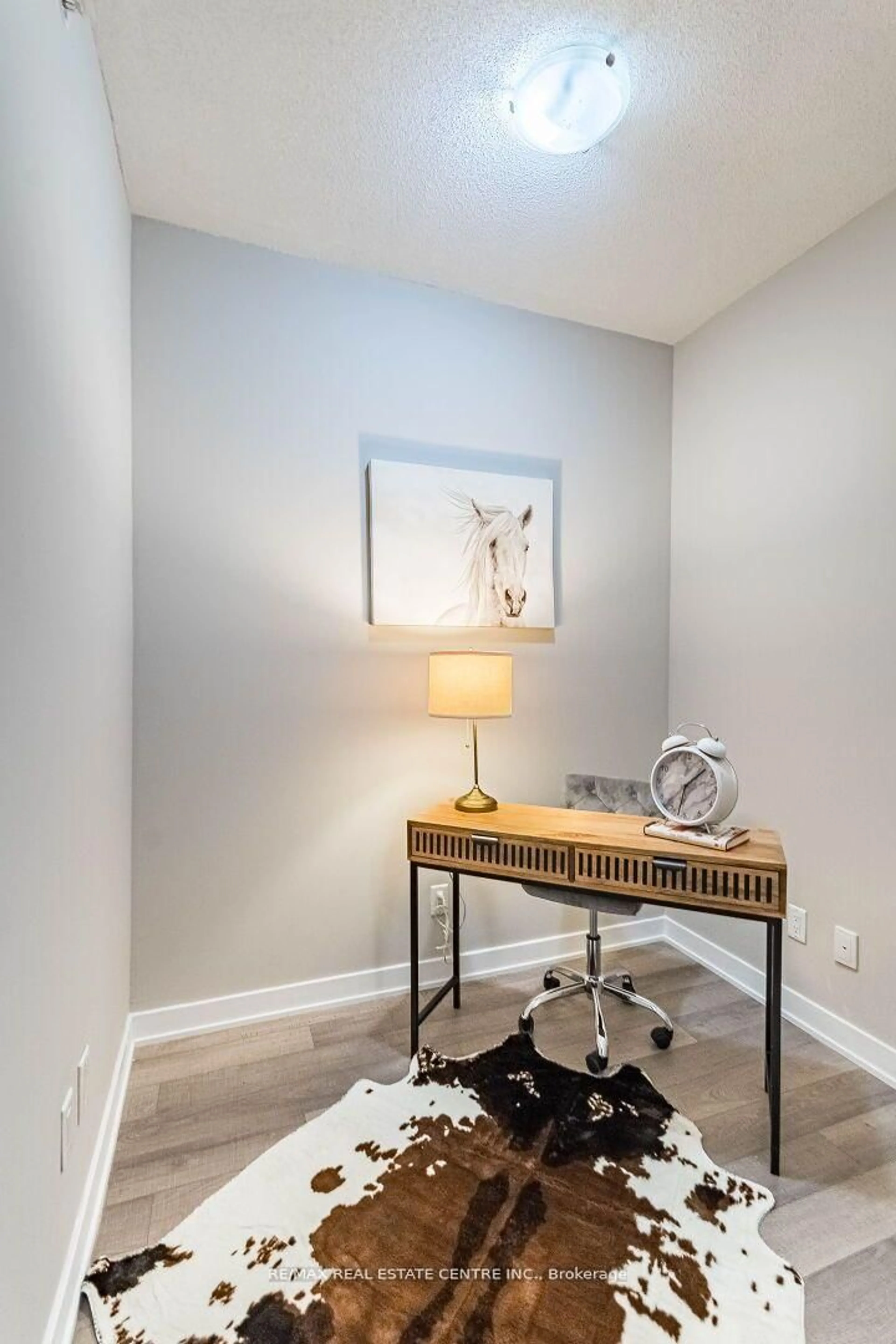 Indoor entryway for 5240 Dundas St #B314, Burlington Ontario L7L 0J6