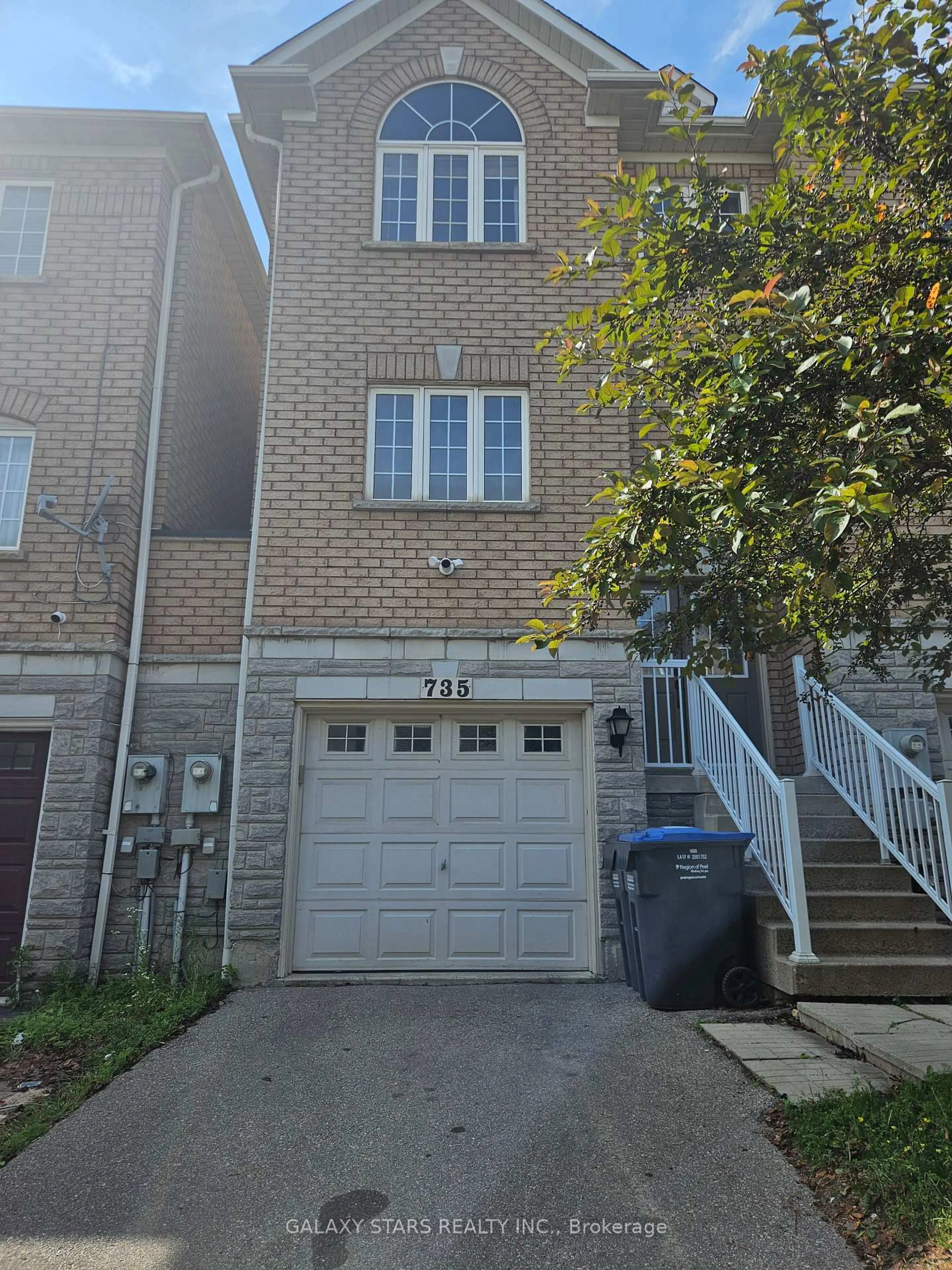 A pic from outside/outdoor area/front of a property/back of a property/a pic from drone, street for 735 States St, Mississauga Ontario L5R 0B6