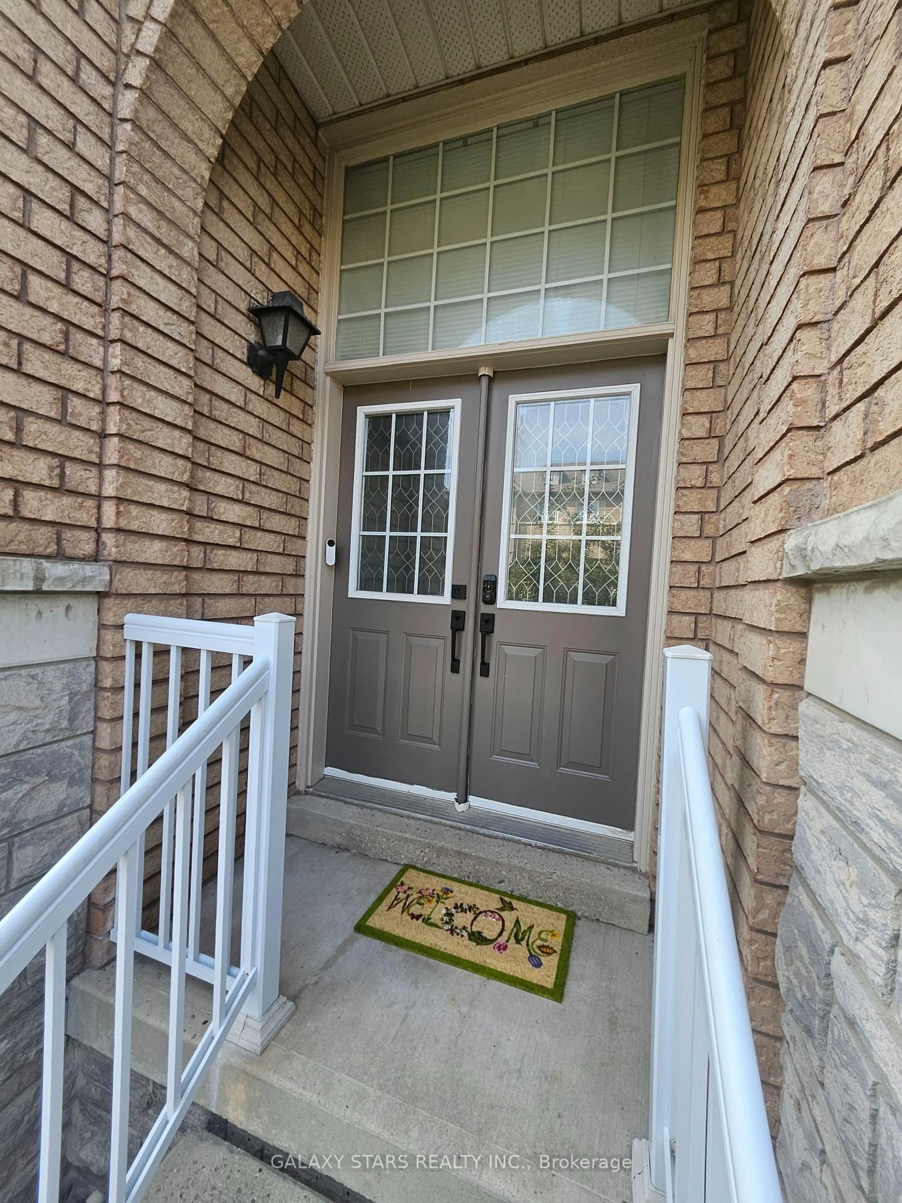 Indoor entryway for 735 States St, Mississauga Ontario L5R 0B6