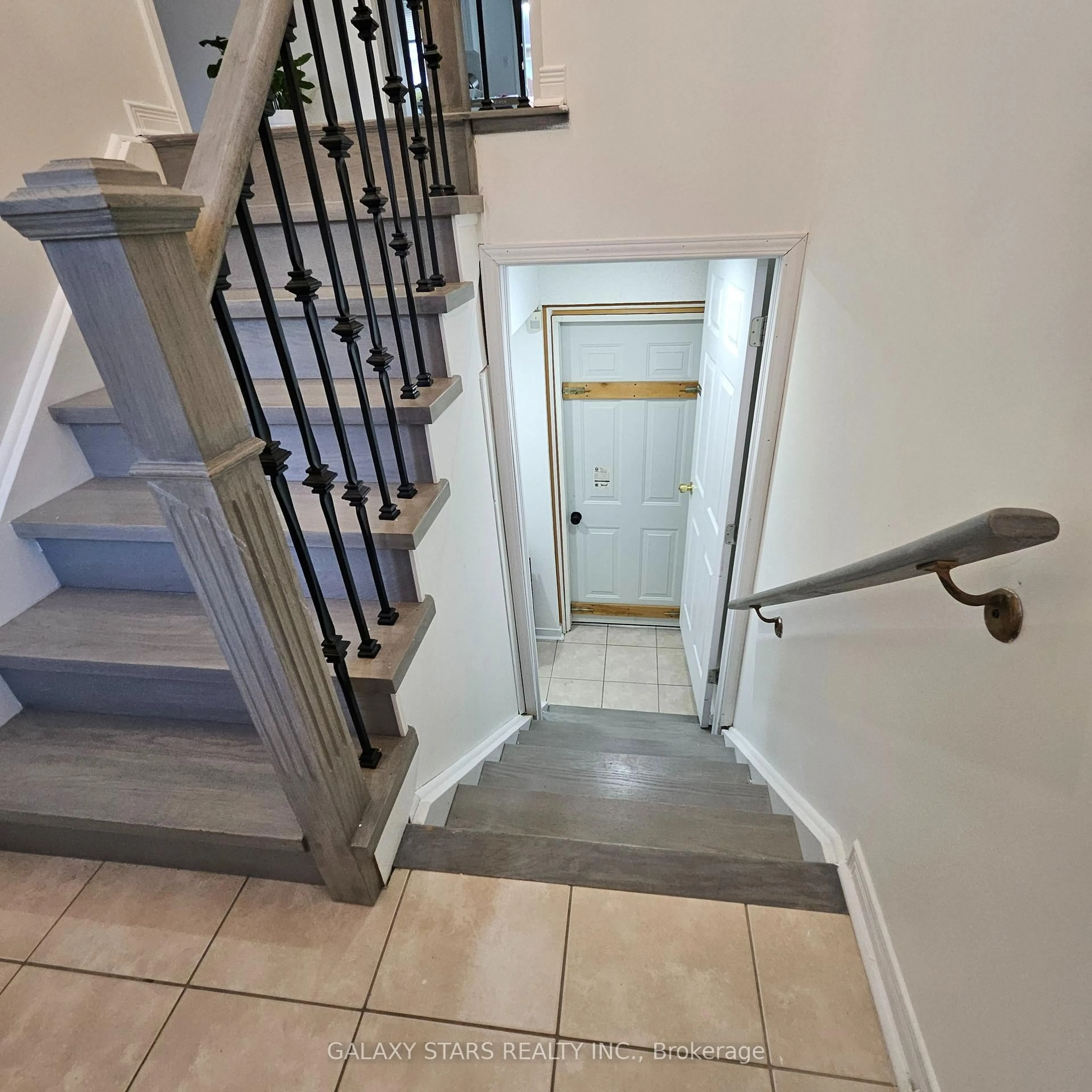 Stairs for 735 States St, Mississauga Ontario L5R 0B6