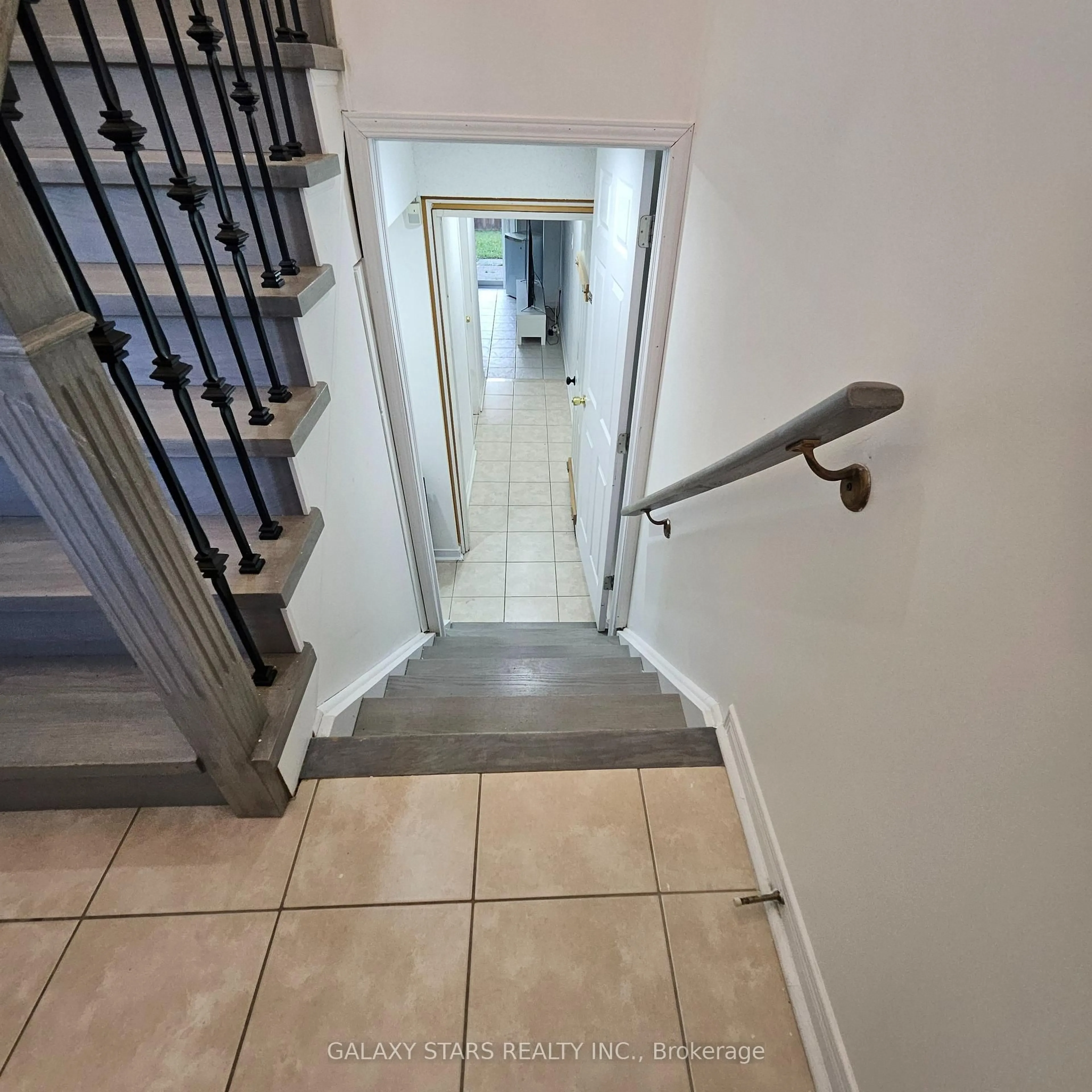 Stairs for 735 States St, Mississauga Ontario L5R 0B6