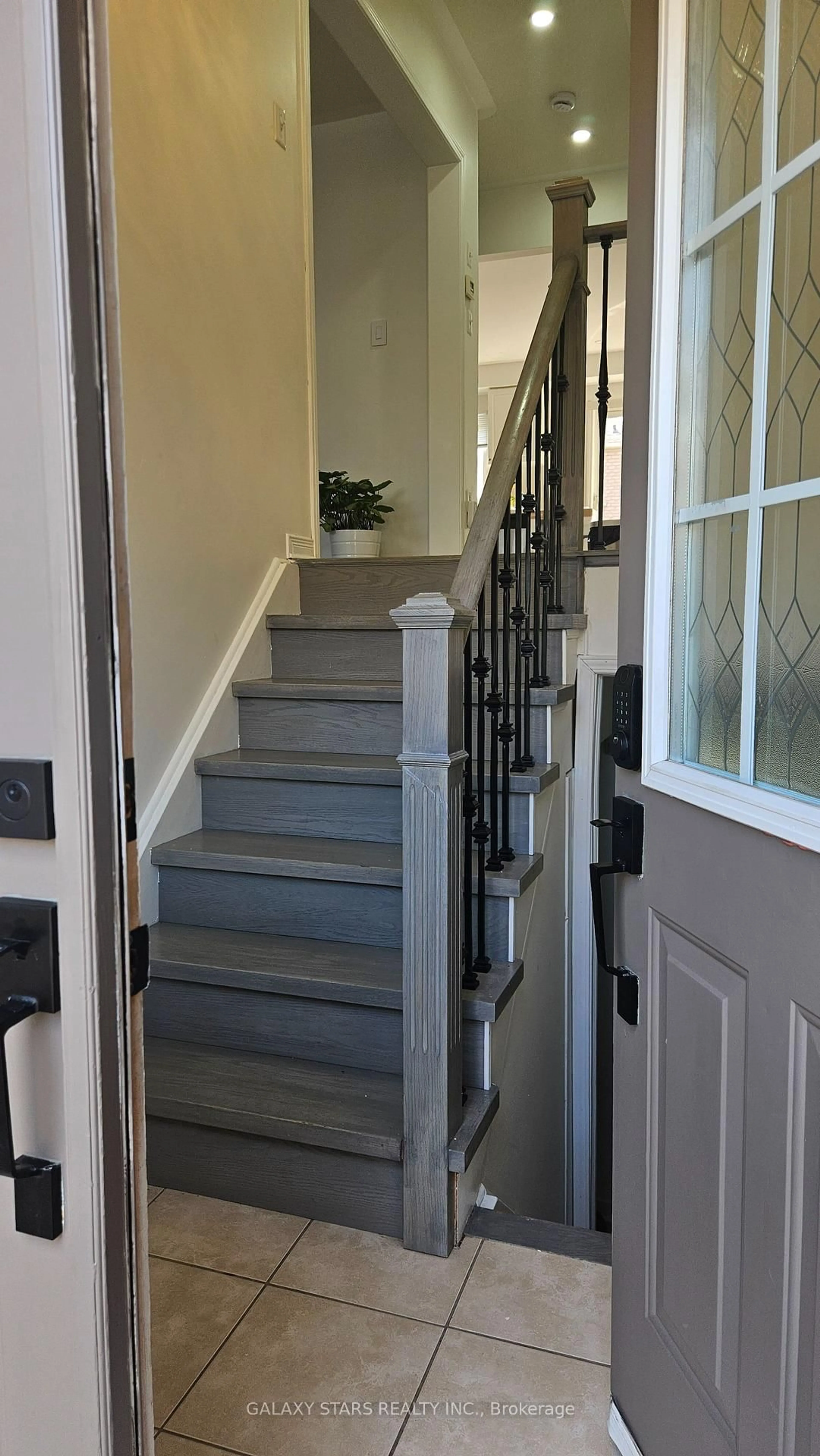 Indoor entryway for 735 States St, Mississauga Ontario L5R 0B6