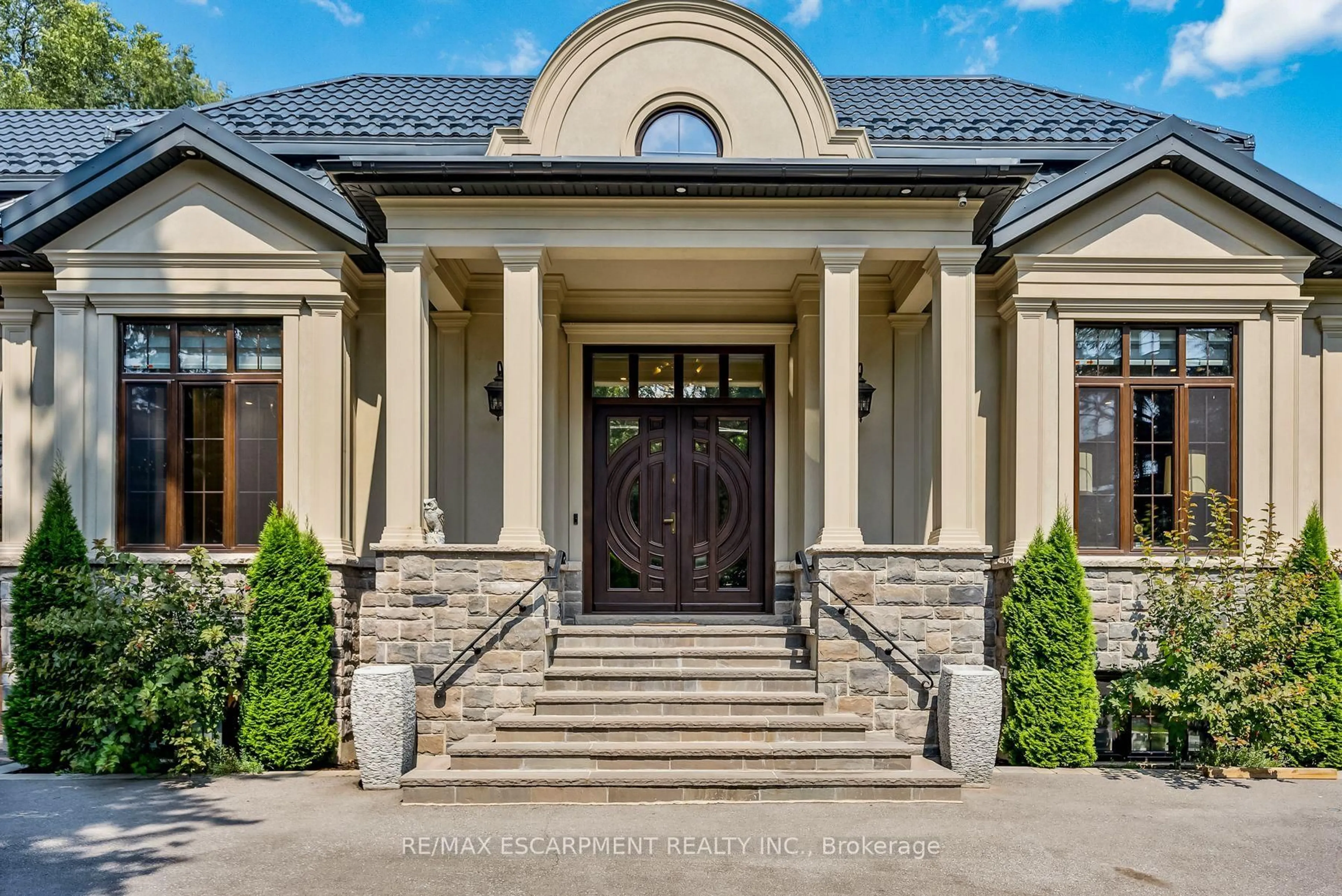 Indoor entryway for 539 Old Poplar Row, Mississauga Ontario L5J 2N9