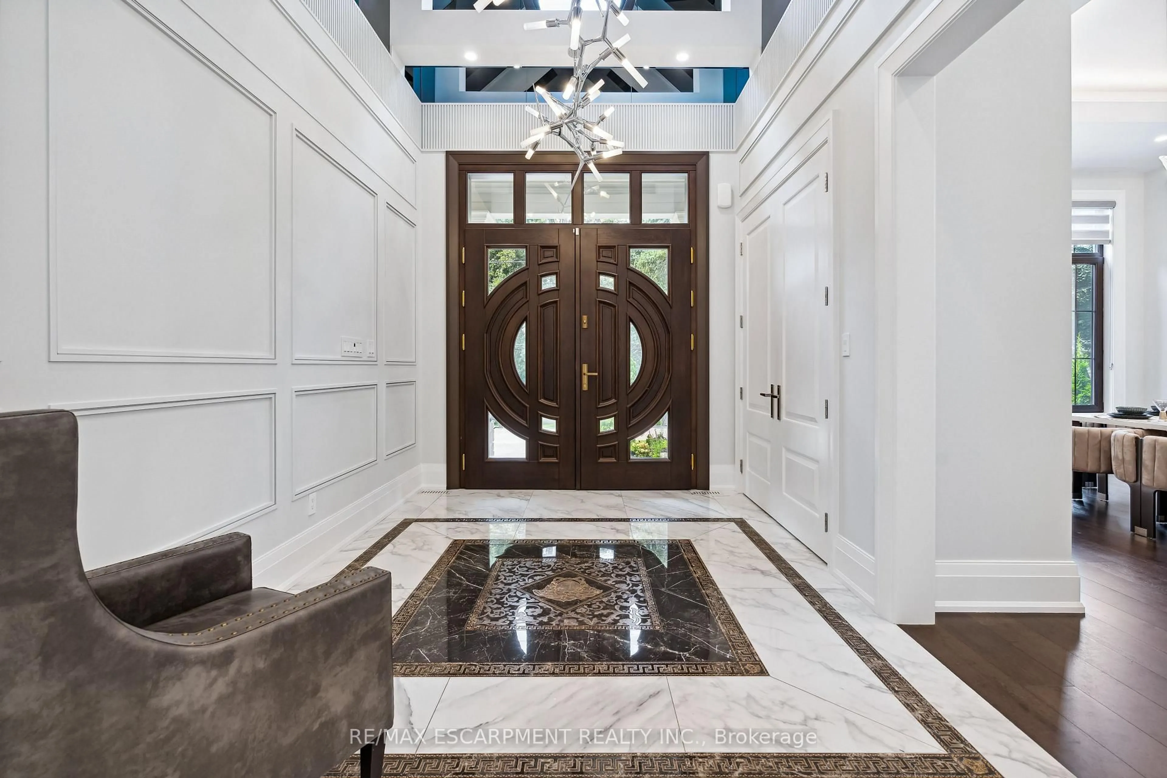 Indoor entryway for 539 Old Poplar Row, Mississauga Ontario L5J 2N9
