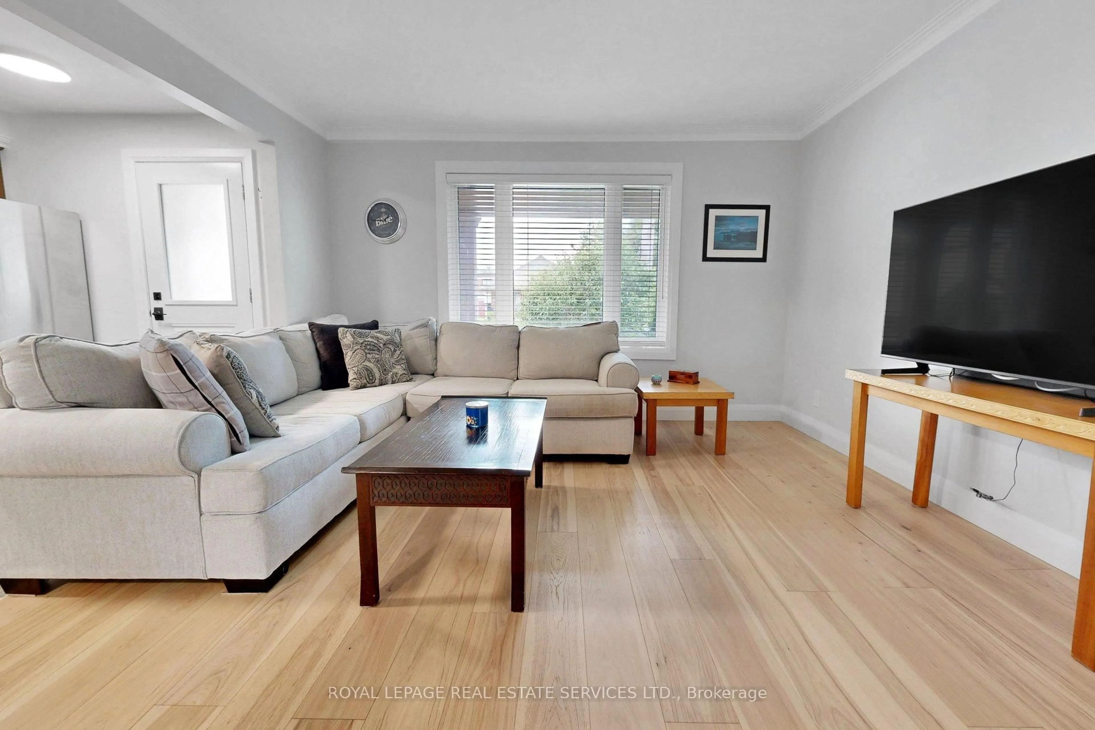 Living room with furniture, wood/laminate floor for 6 Parkchester Rd, Toronto Ontario M6M 2R9
