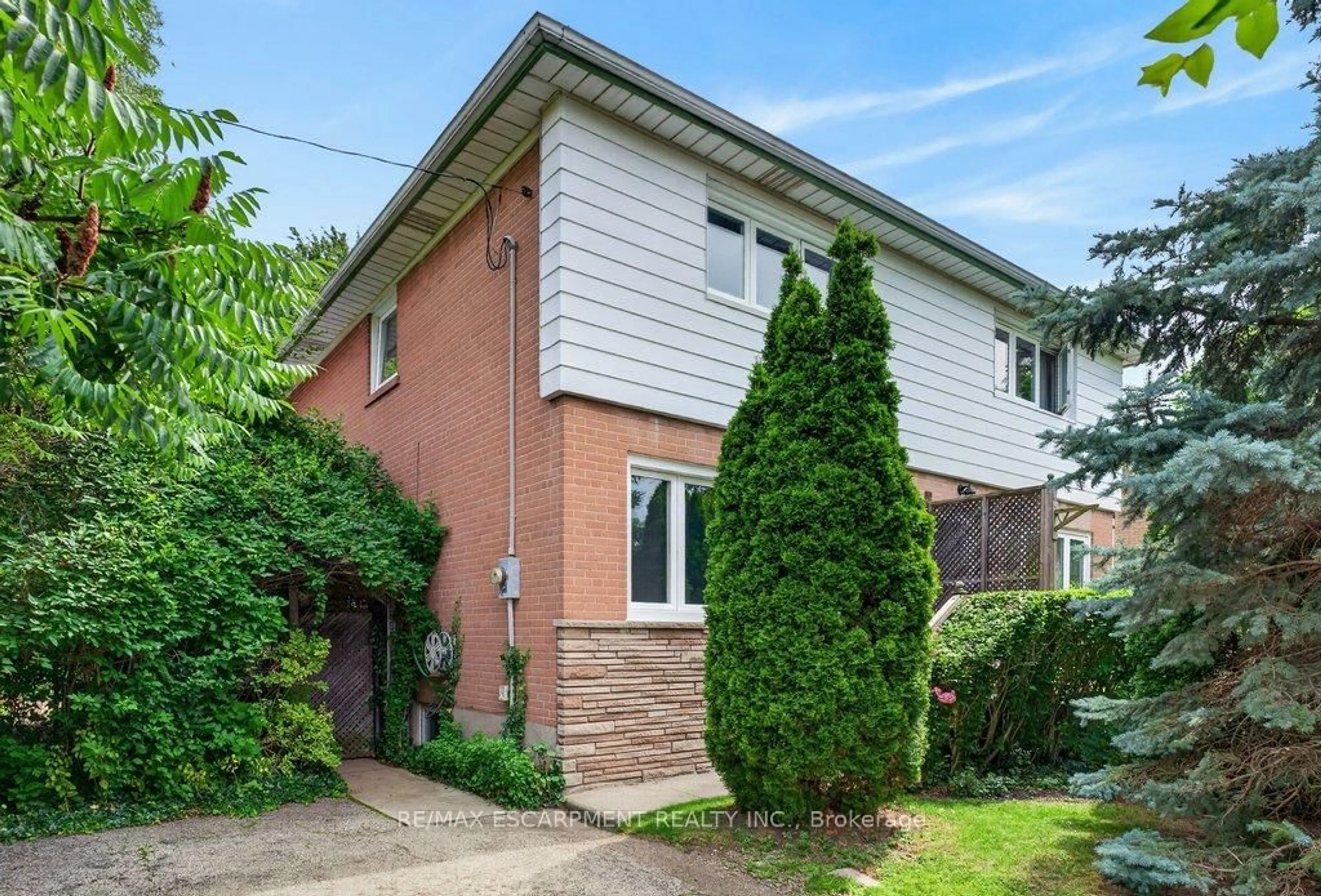 Home with brick exterior material, street for 795 Drury Lane, Burlington Ontario L7R 2Y1