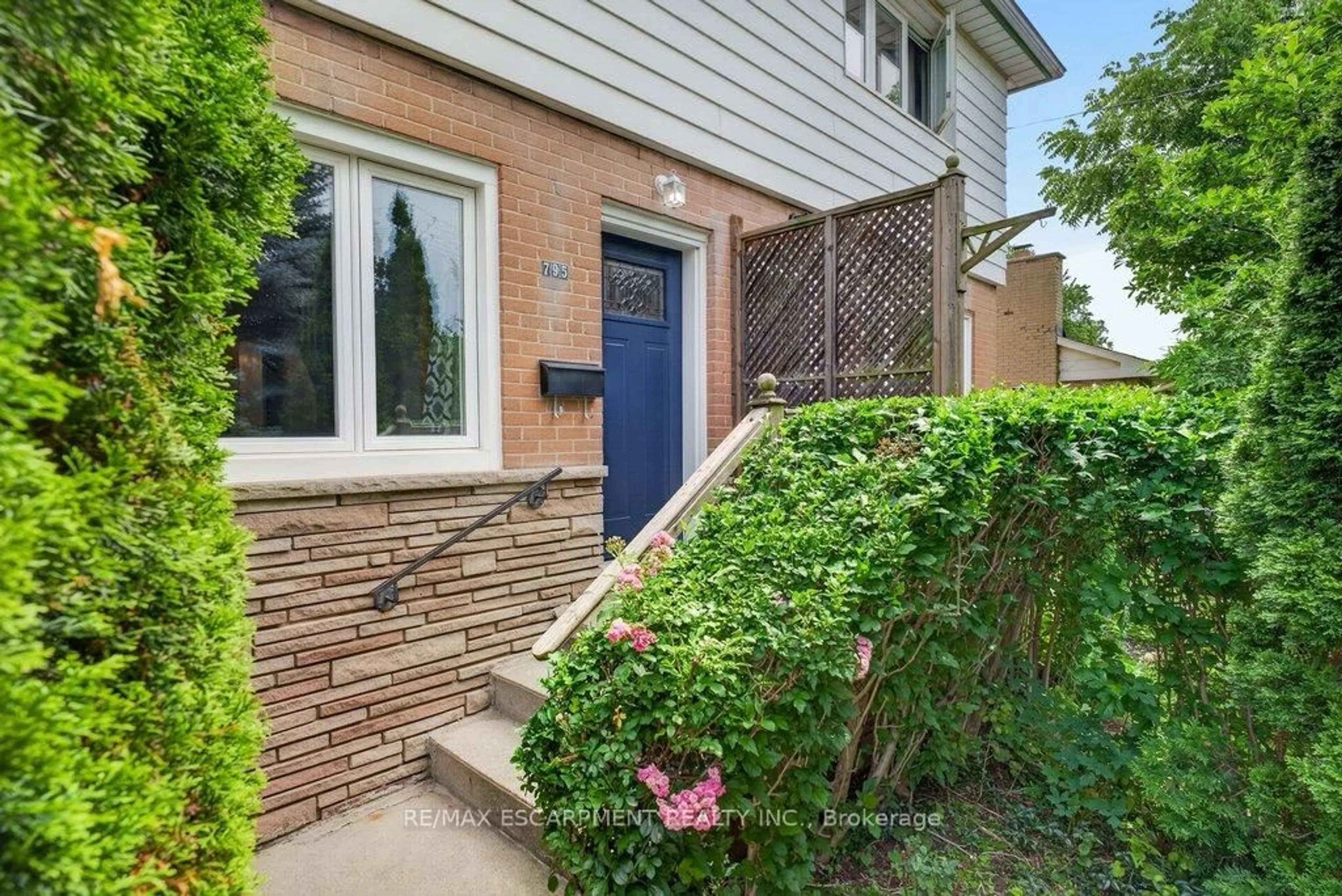 Home with brick exterior material, street for 795 Drury Lane, Burlington Ontario L7R 2Y1