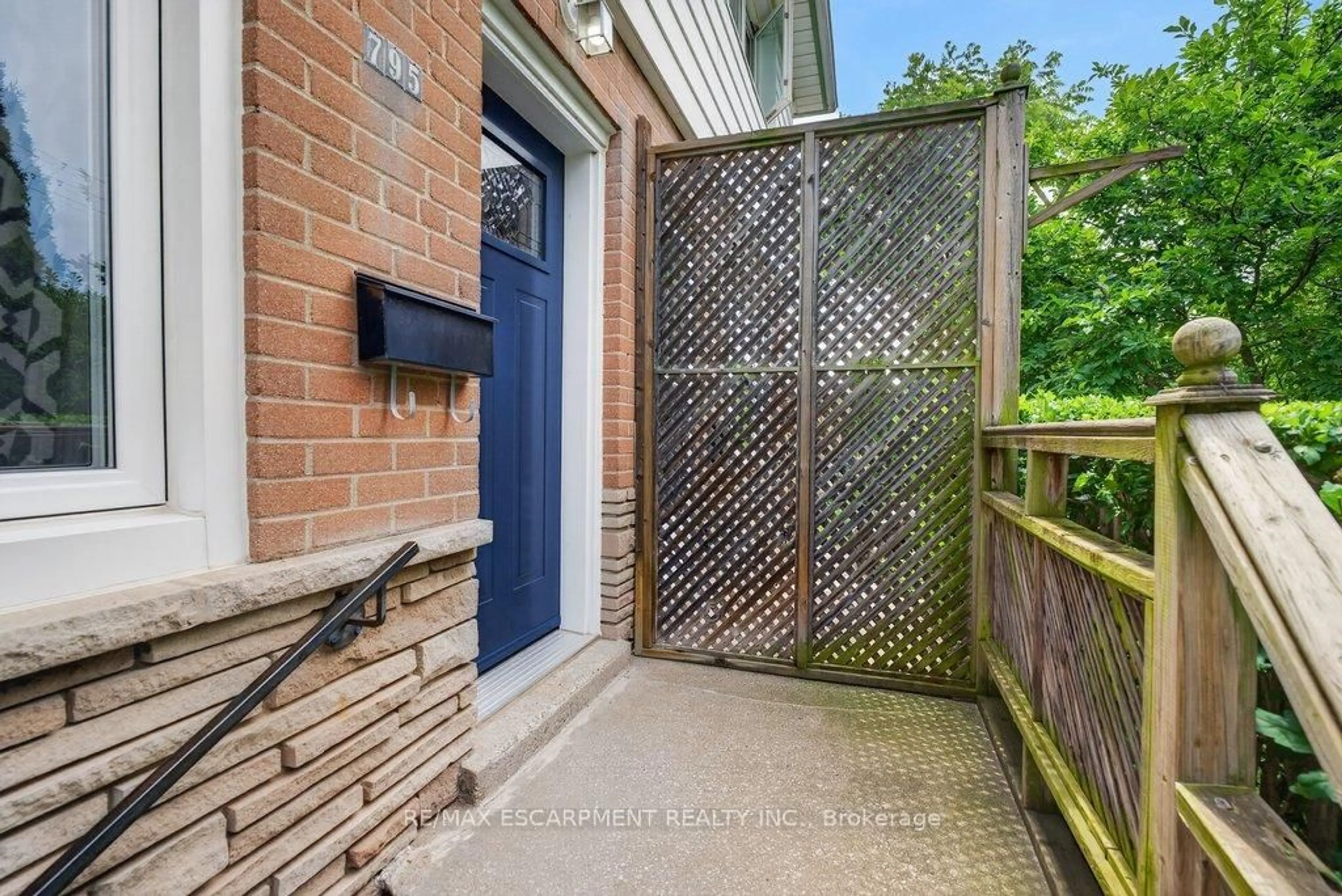 Patio, street for 795 Drury Lane, Burlington Ontario L7R 2Y1
