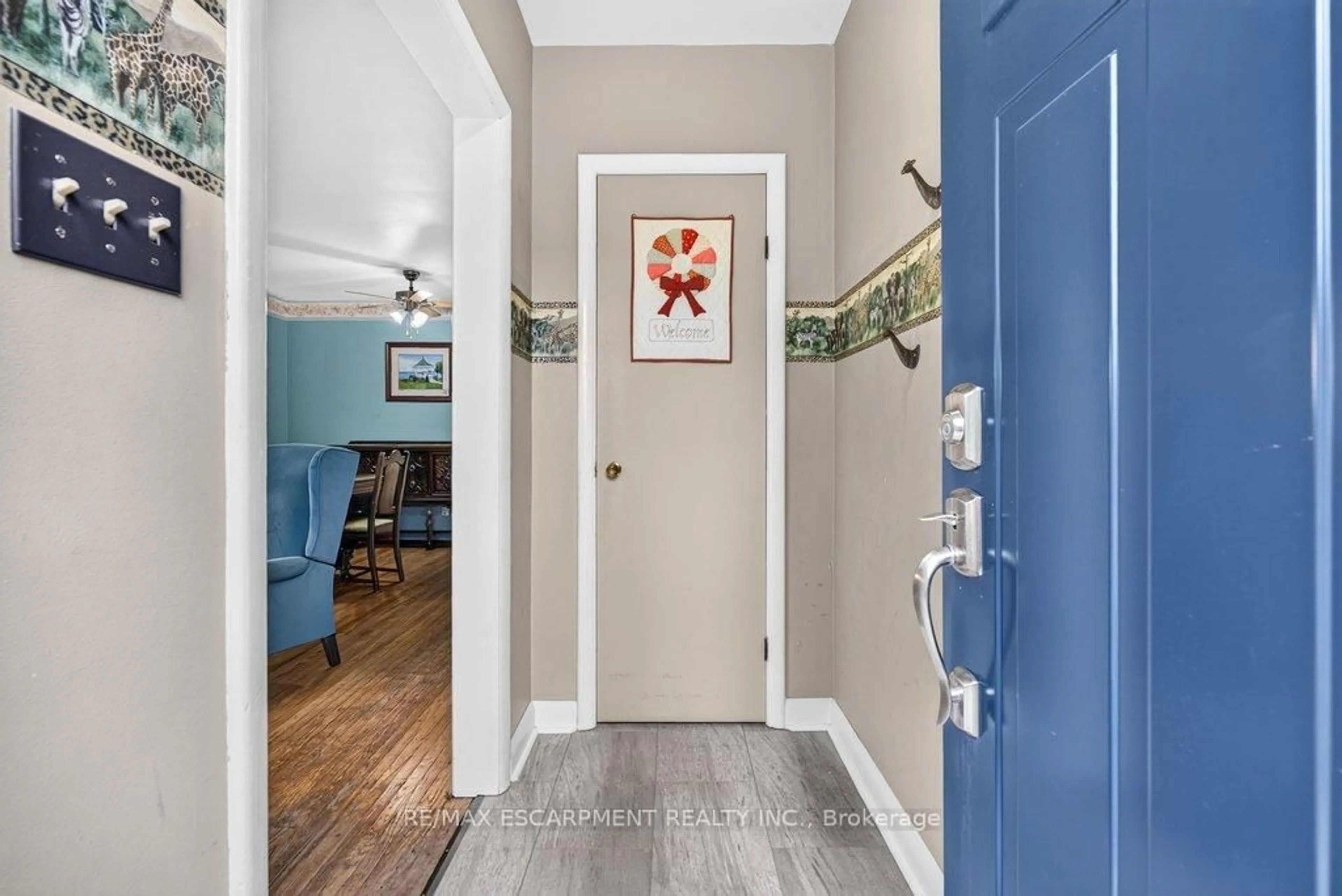 Indoor entryway for 795 Drury Lane, Burlington Ontario L7R 2Y1