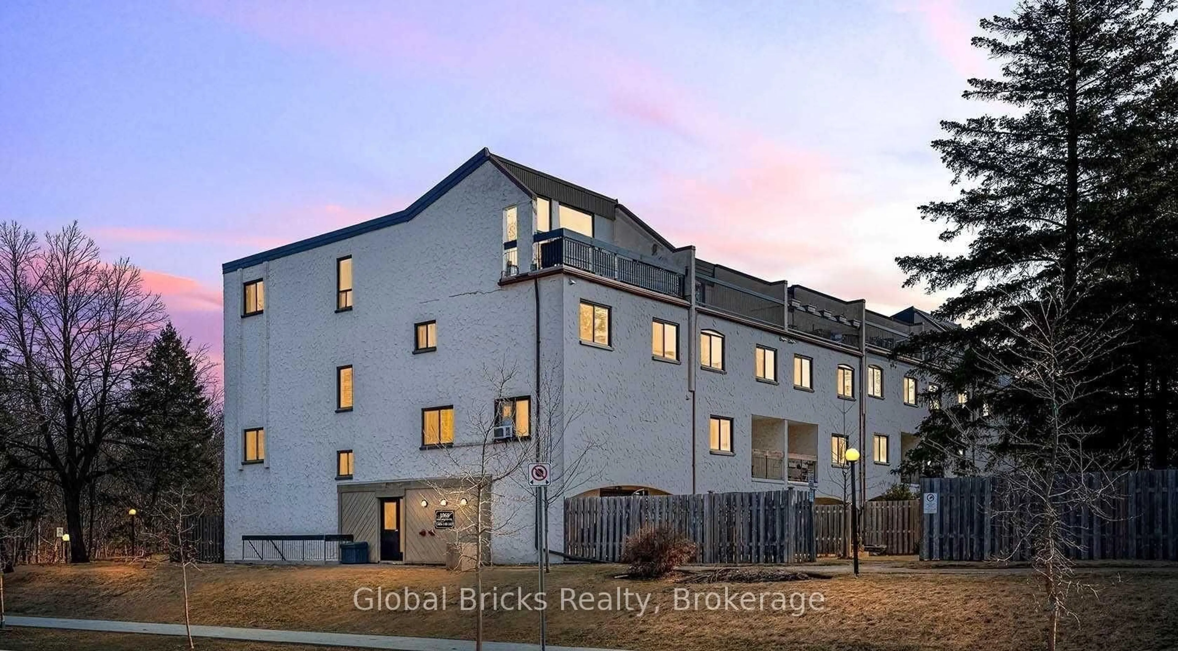 A pic from outside/outdoor area/front of a property/back of a property/a pic from drone, building for 1066 FALGARWOOD Dr #165, Oakville Ontario L6H 2P3
