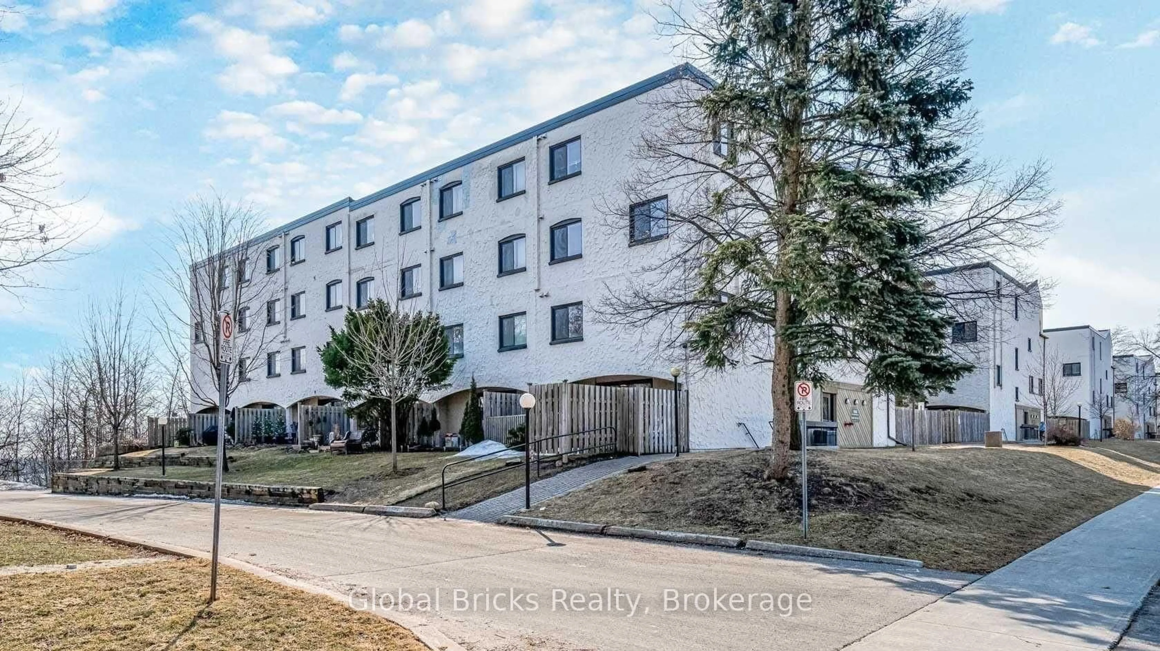 A pic from outside/outdoor area/front of a property/back of a property/a pic from drone, unknown for 1066 FALGARWOOD Dr #165, Oakville Ontario L6H 2P3