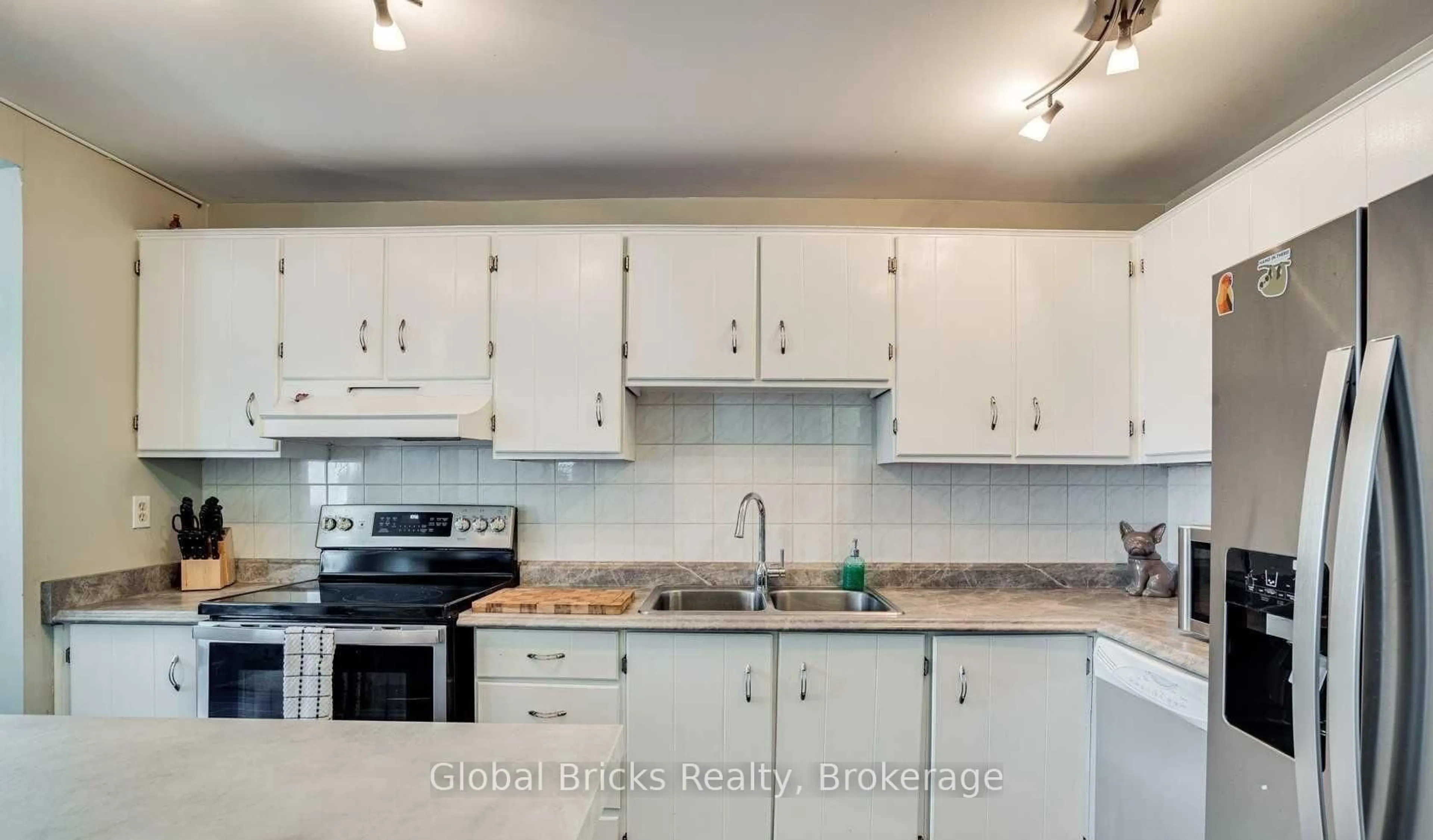 Standard kitchen, unknown for 1066 FALGARWOOD Dr #165, Oakville Ontario L6H 2P3
