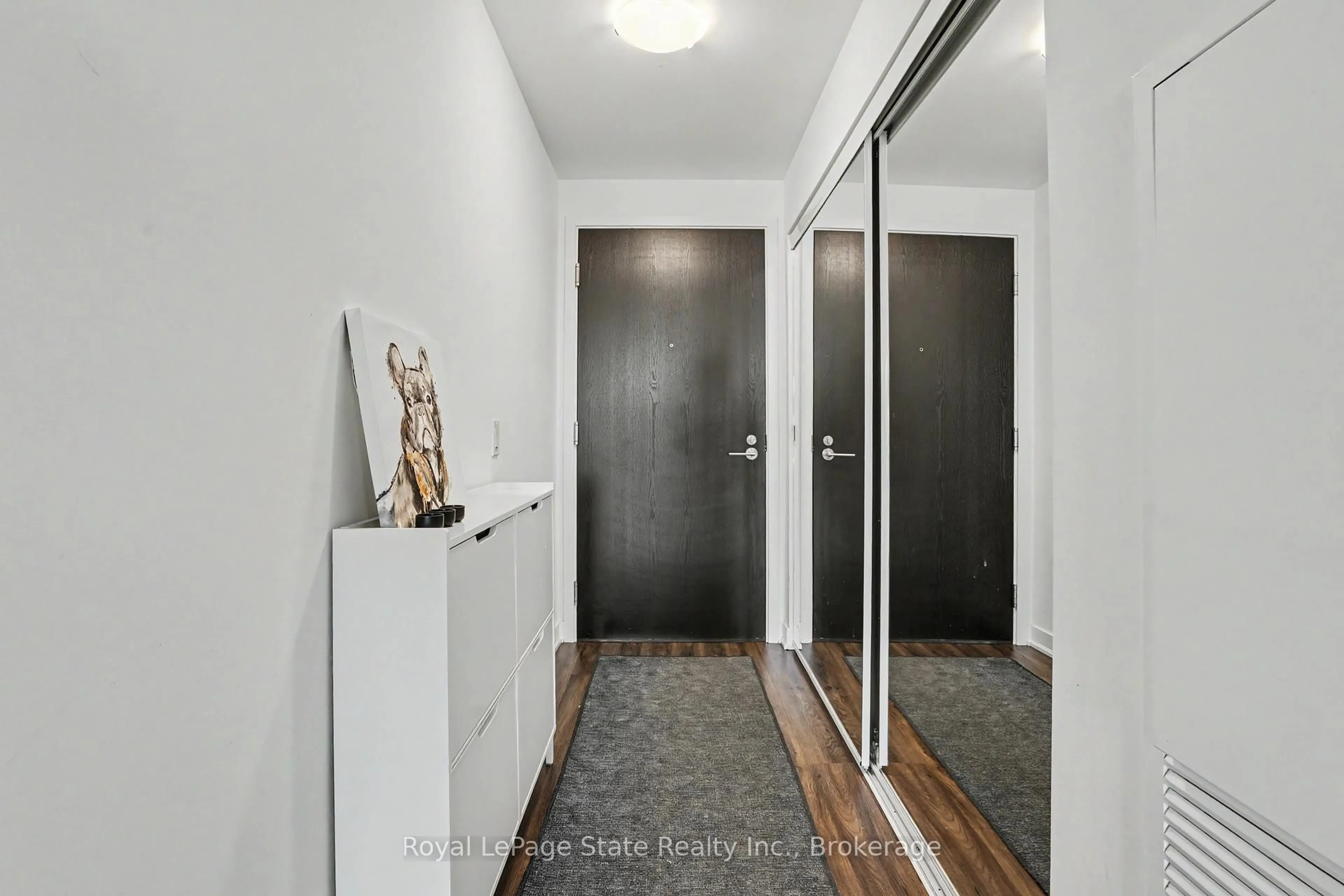 Indoor entryway for 2007 James St #801, Burlington Ontario L7R 0G7