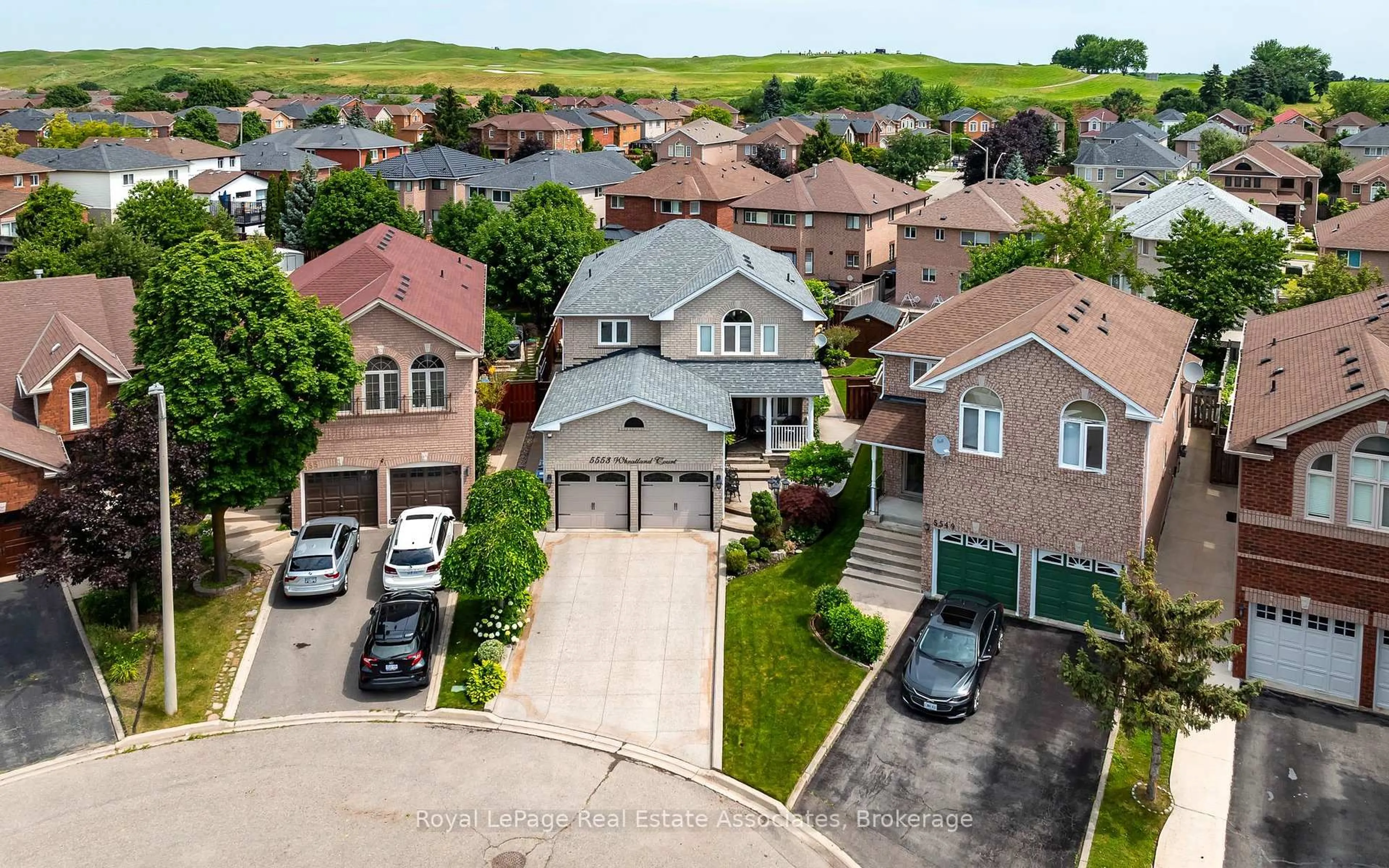 A pic from outside/outdoor area/front of a property/back of a property/a pic from drone, street for 5553 Wheatland Crt, Mississauga Ontario L5V 2E4