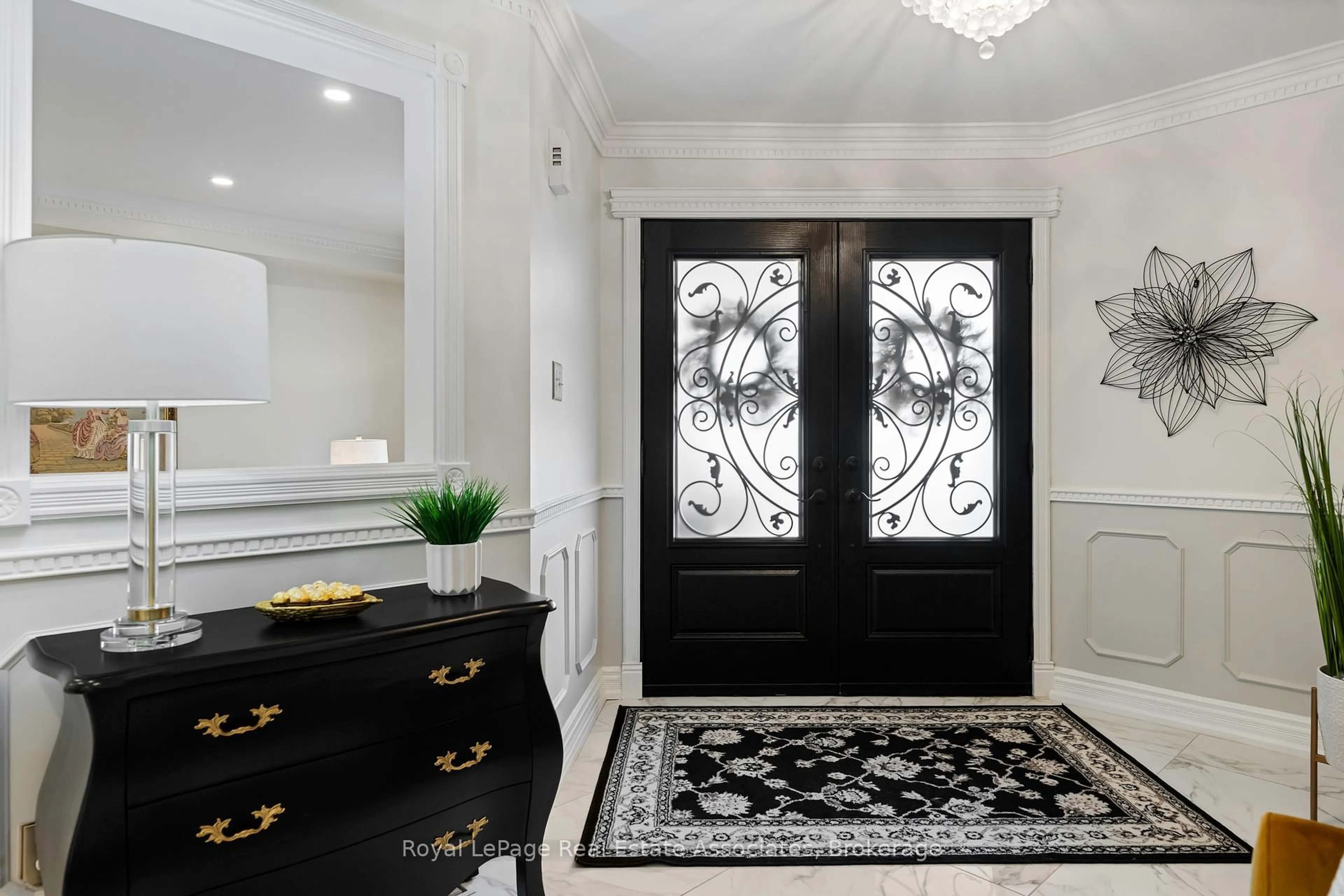 Indoor entryway for 5553 Wheatland Crt, Mississauga Ontario L5V 2E4