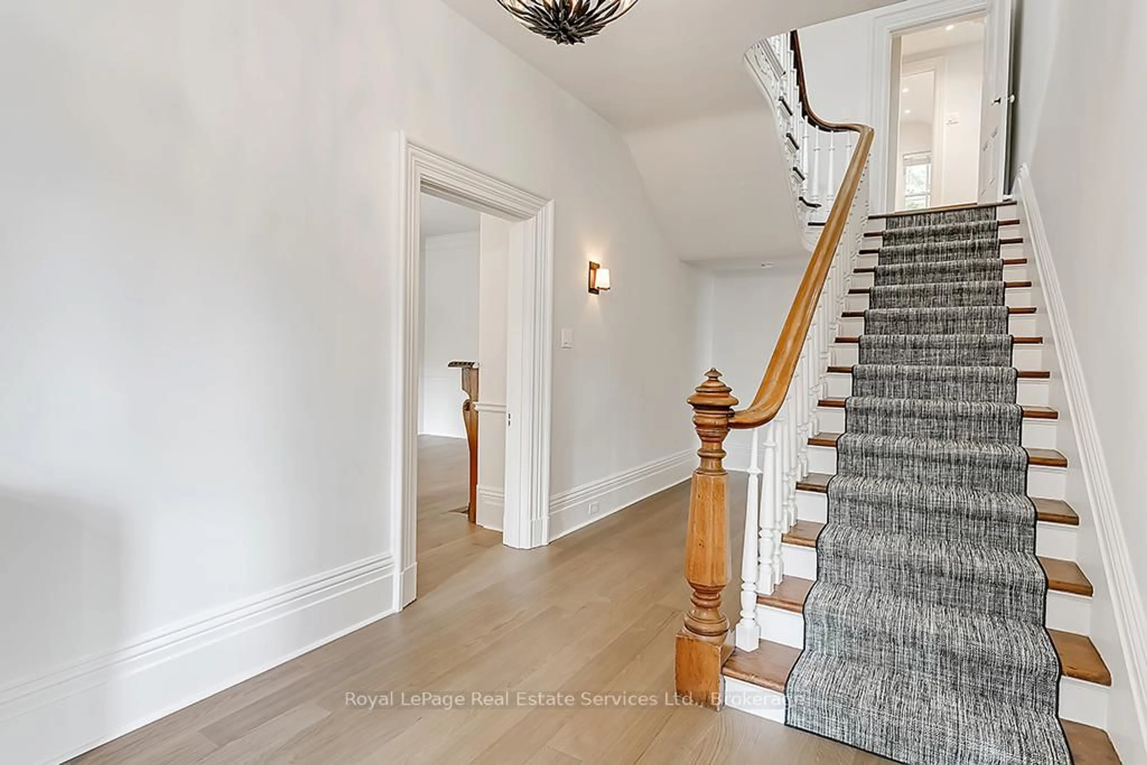 Indoor foyer for 349 Trafalgar Rd, Oakville Ontario L6J 3H3